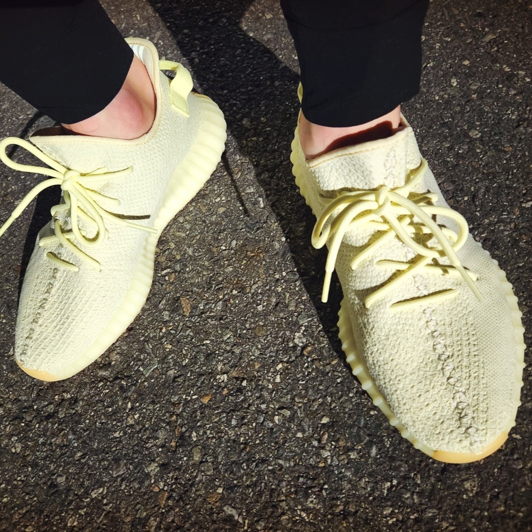 Adidas Yeezy Boost 350 V2 Butter 착용 스타일 - 2