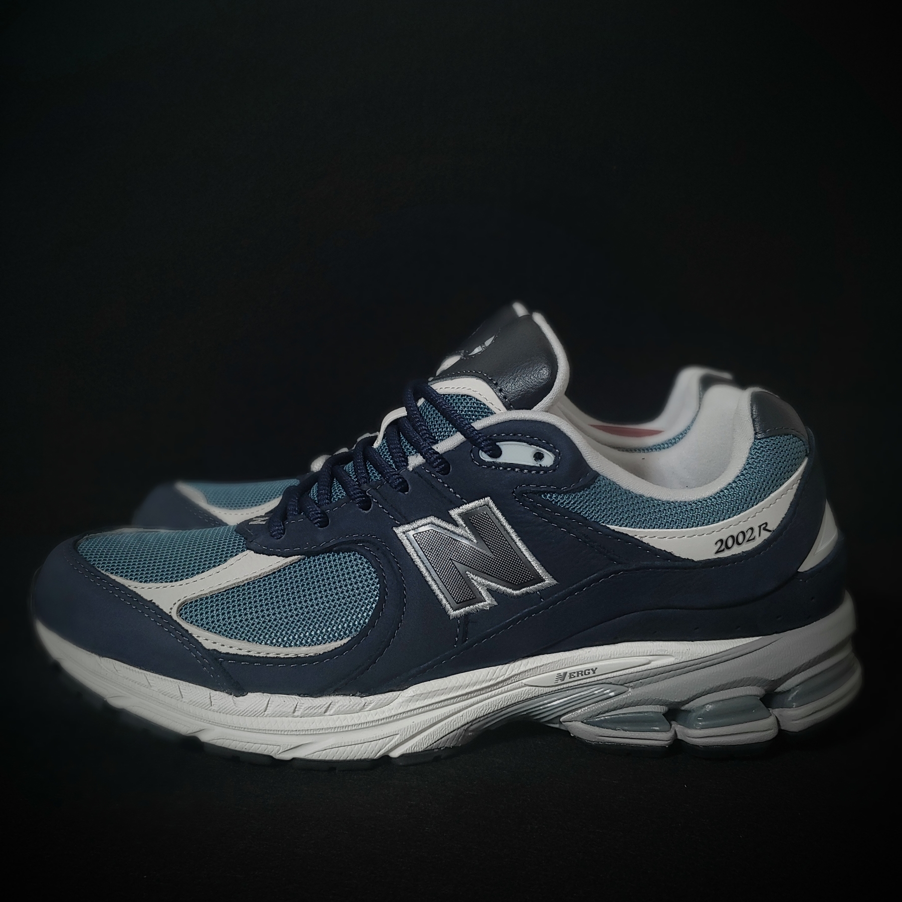 New Balance 2002R Dark Navy 착용 스타일 - 2