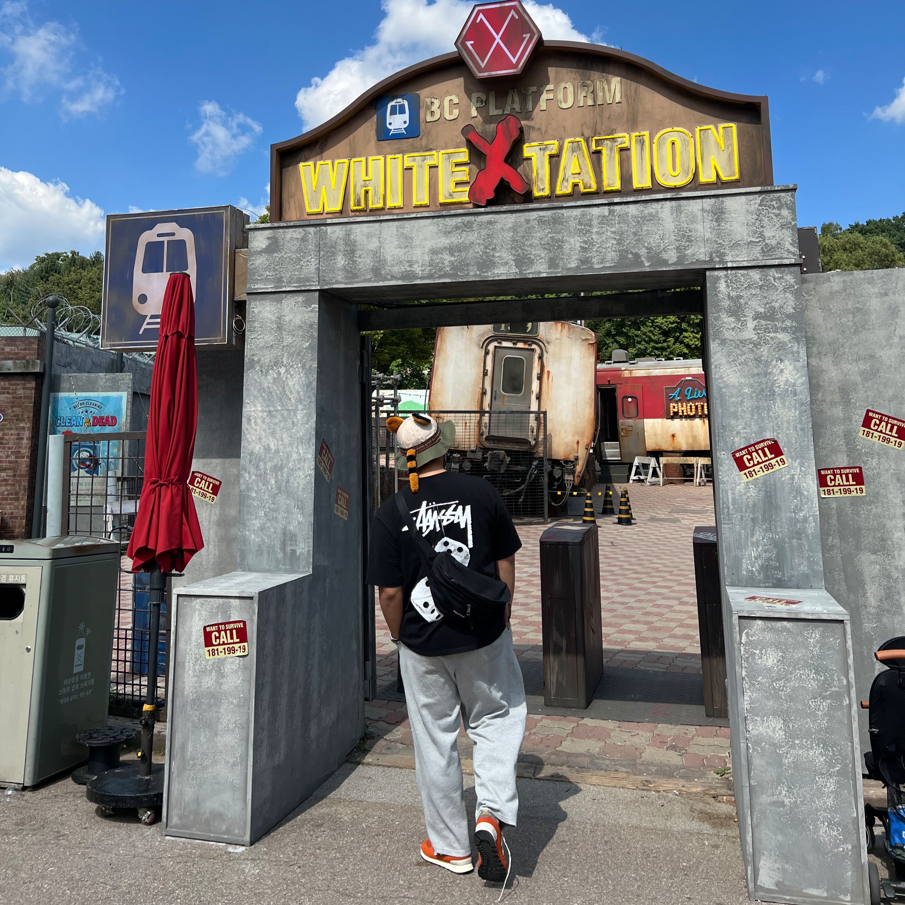 Stussy Fuzzy Dice T-Shirt Black, New Balance 574 Heritage Orange Burst White 착용 스타일