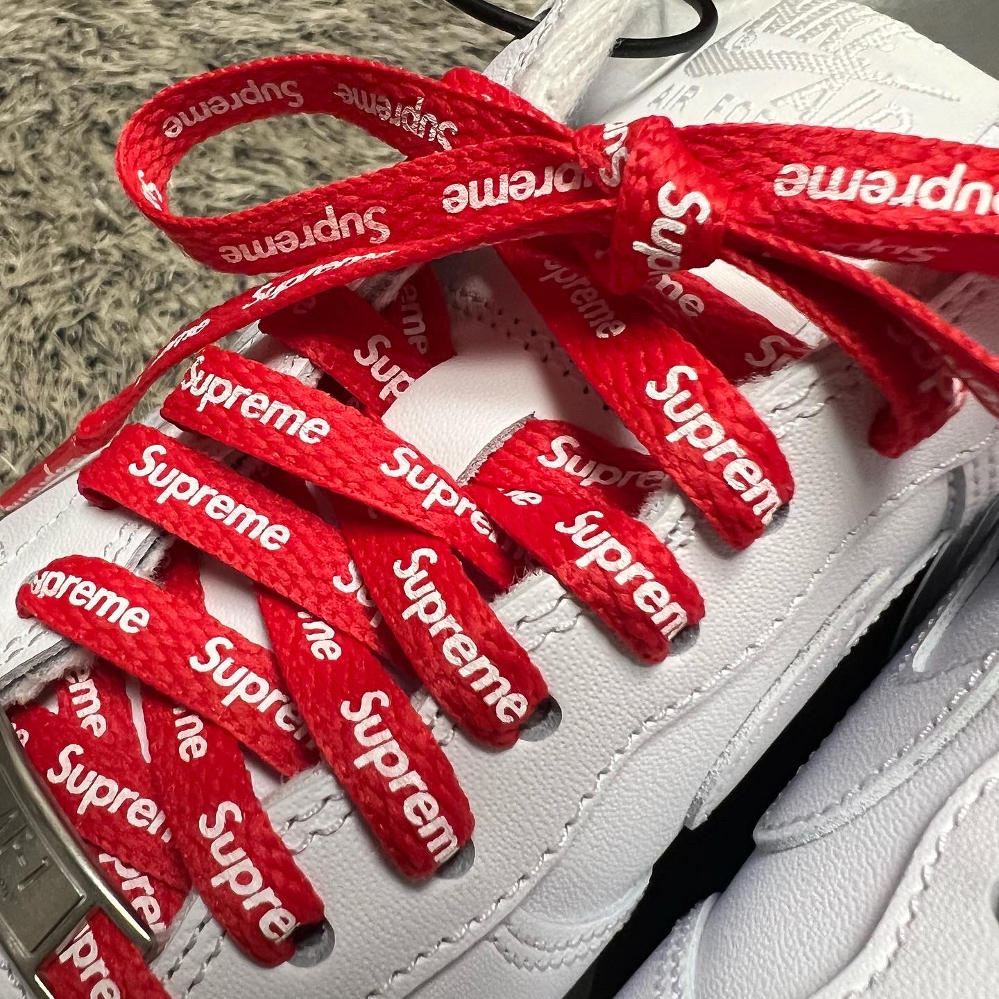 Nike x Supreme Air Force 1 Low White 착용 스타일 - 3