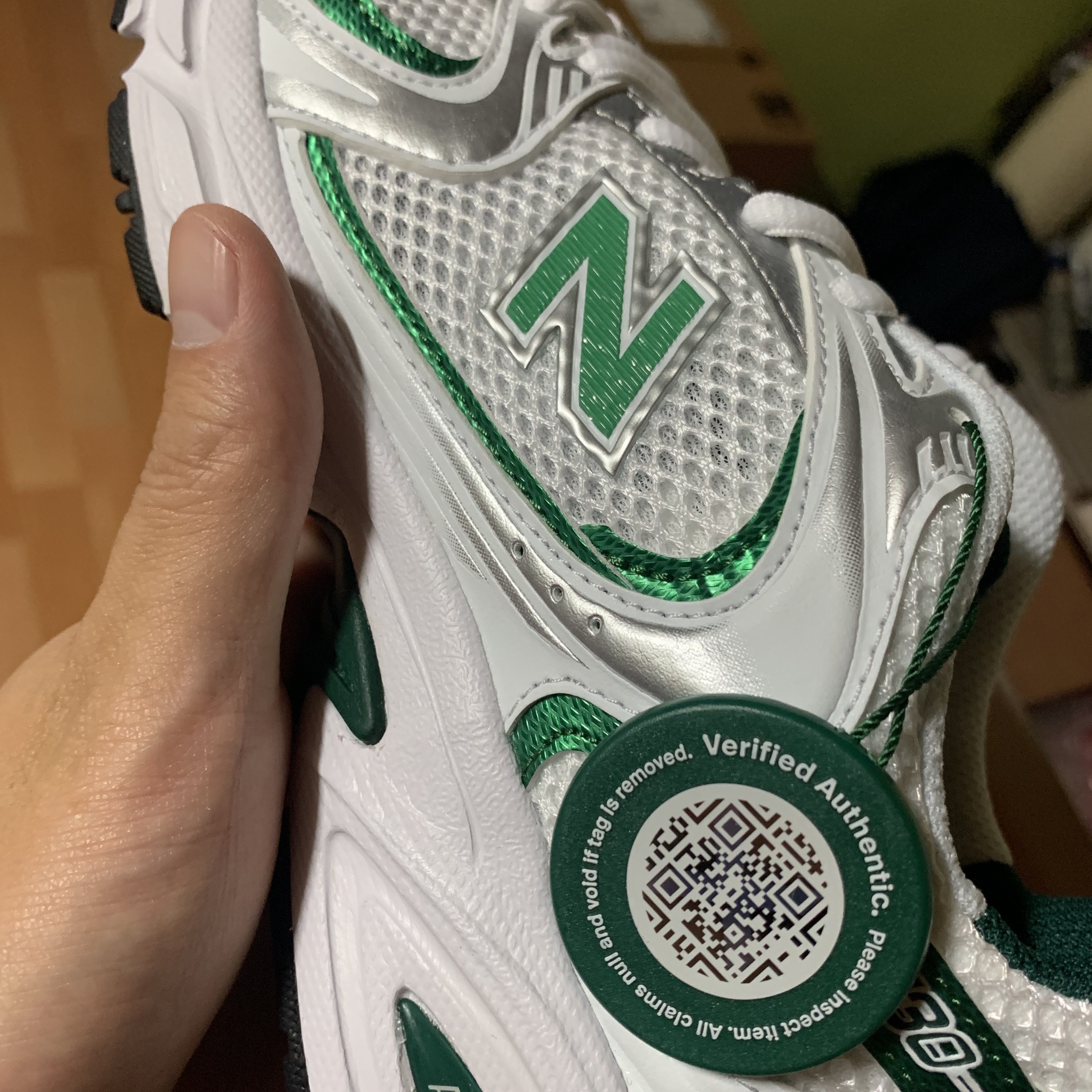 New Balance 530 White Nightwatch Green 착용 스타일