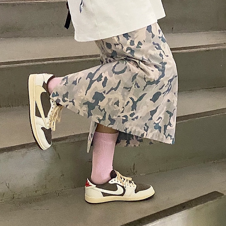 Jordan 1 x Travis Scott Retro Low OG SP Sail and Ridgerock 착용 스타일 - 2
