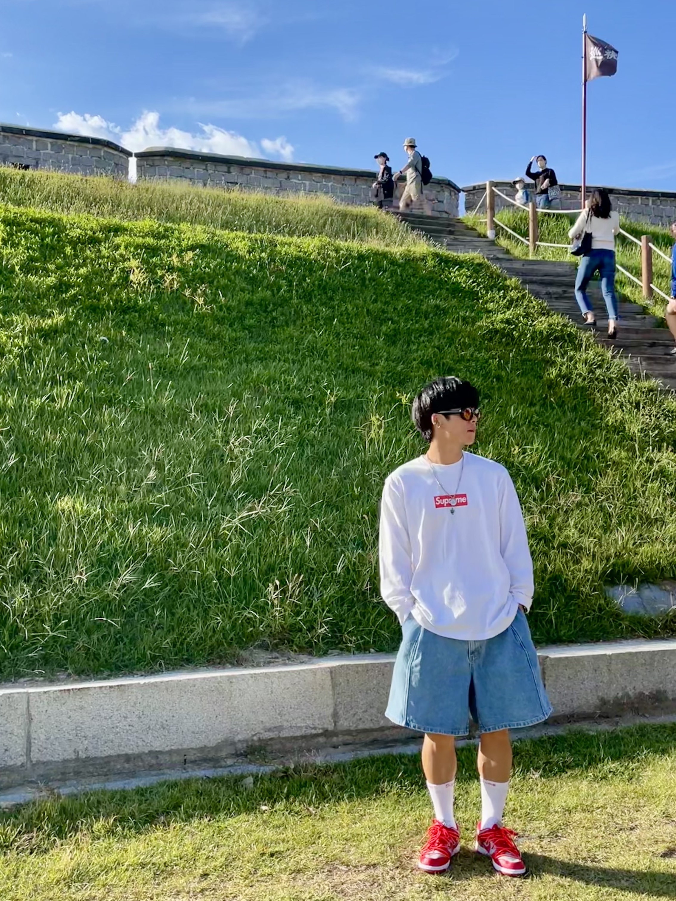 Supreme Box Logo L/S T-Shirt White - 20FW, Wooyoungmi Wide Denim Shorts Blue - 22SS 착용 스타일