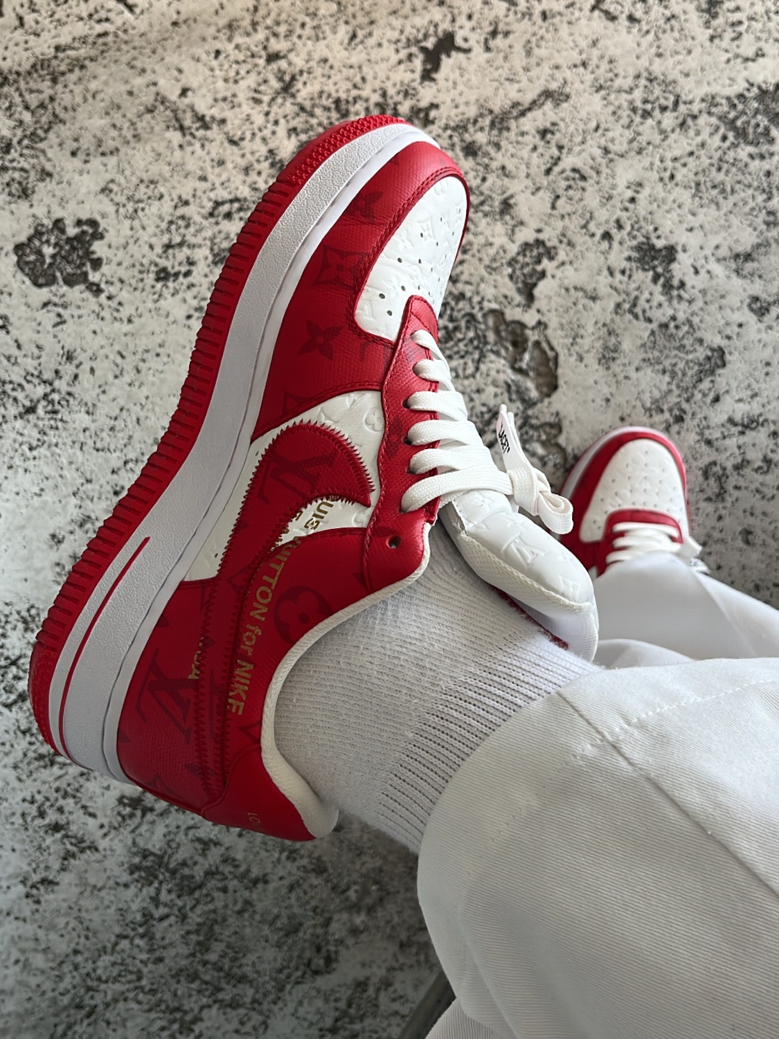 Louis Vuitton x Nike Air Force 1 Low by Virgil Abloh White Comet Red 착용 스타일 - 2