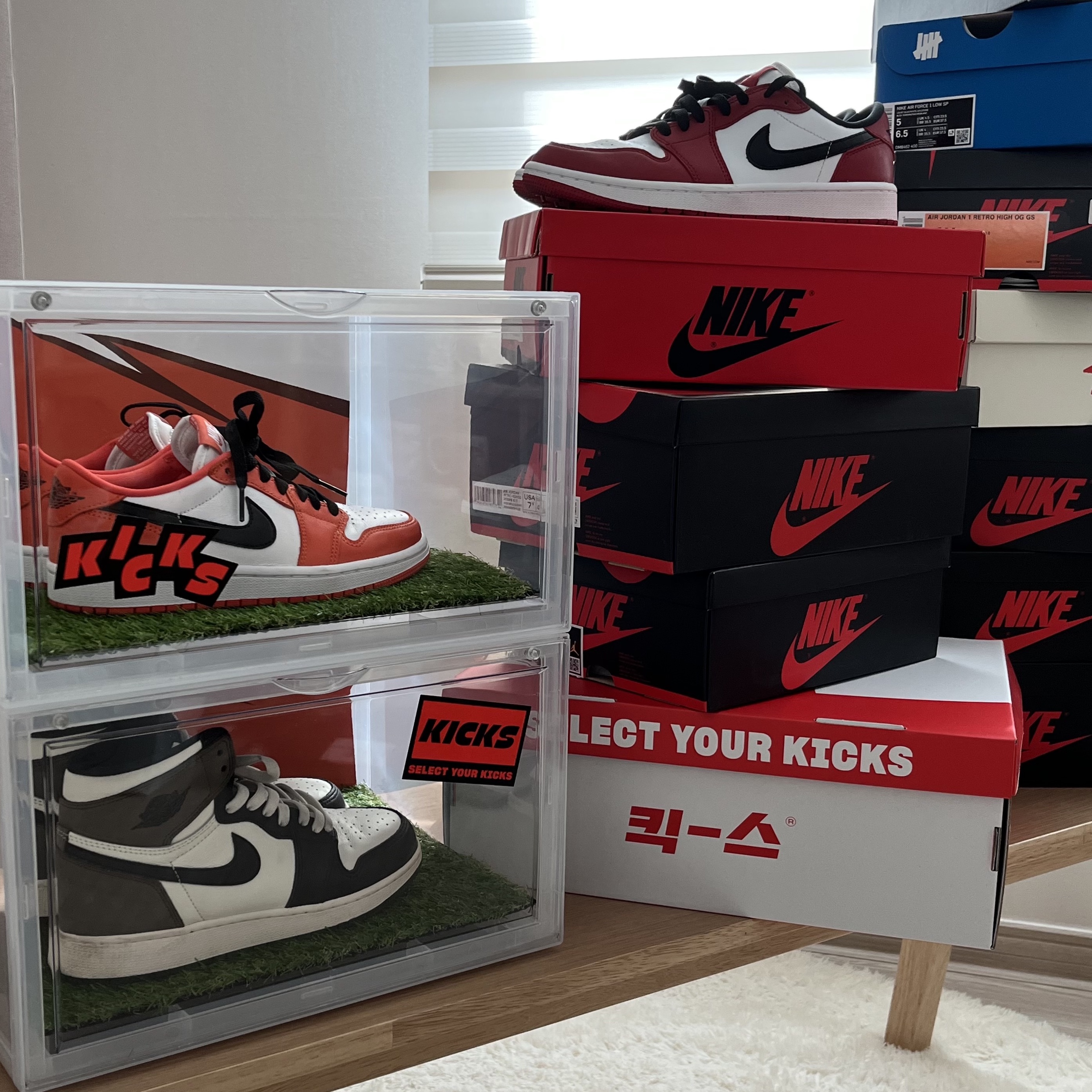 (W) Jordan 1 Low OG Starfish, (GS) Jordan 1 Retro High OG Black Mocha 착용 스타일 - 3