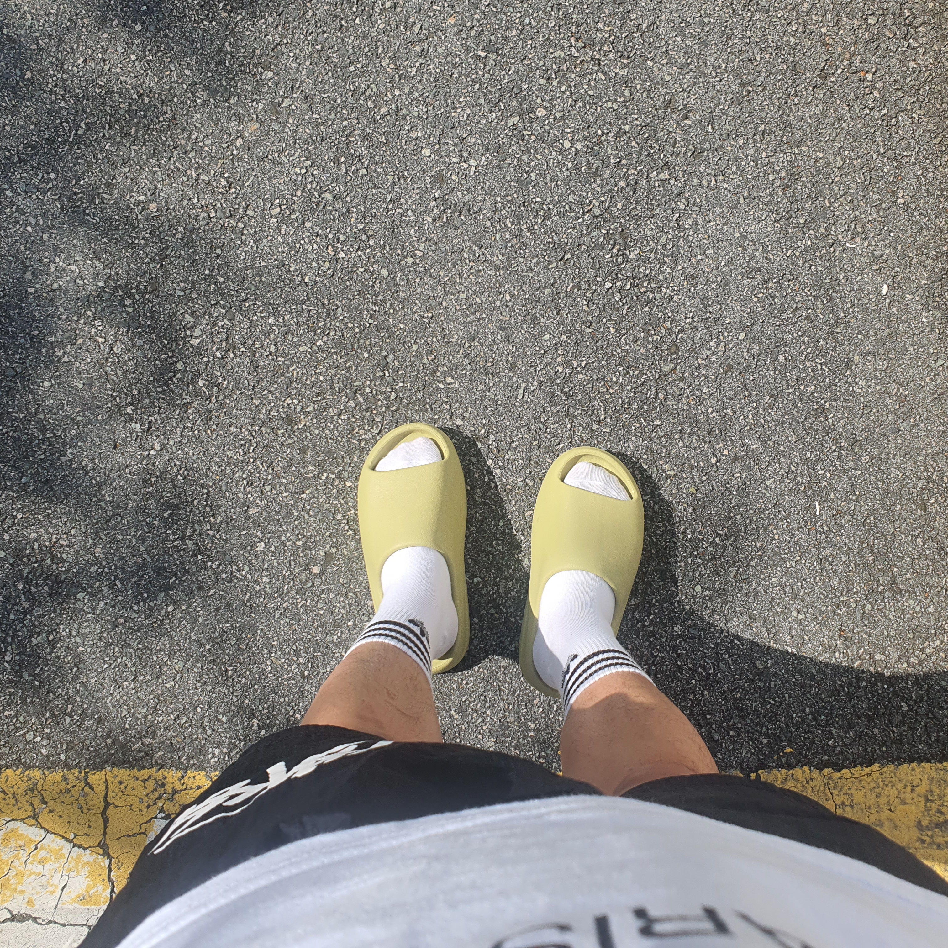 Adidas Yeezy Slide Resin 2022 착용 스타일