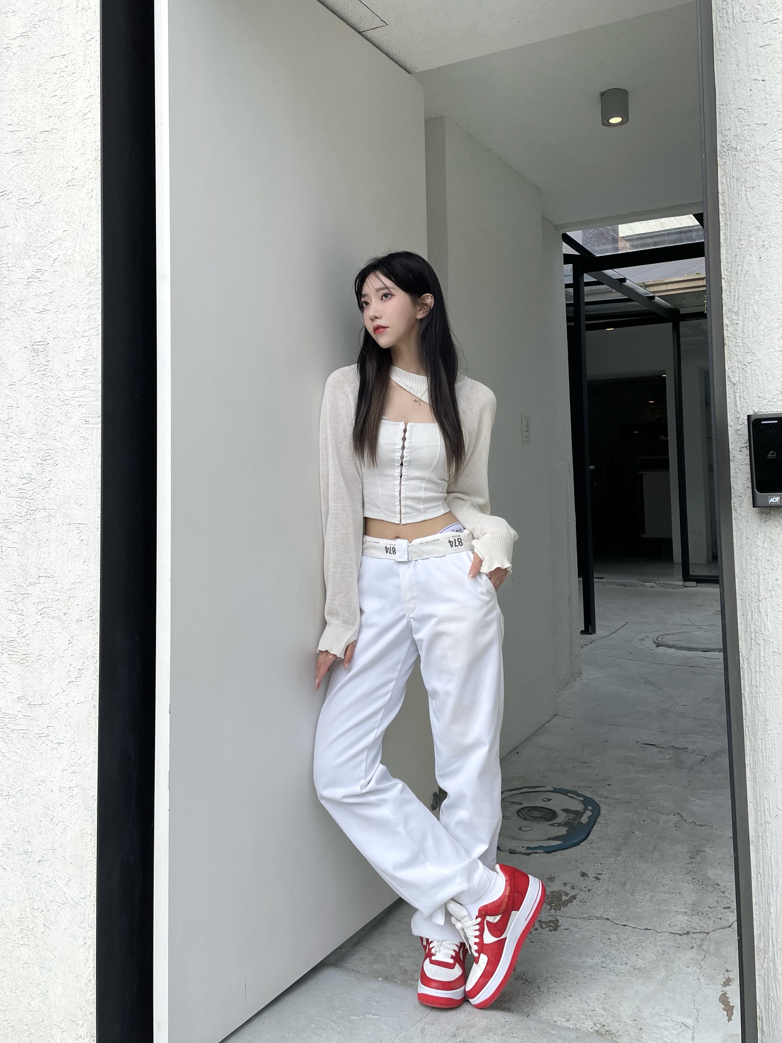 Louis Vuitton x Nike Air Force 1 Low by Virgil Abloh White Comet Red 착용 스타일 - 1