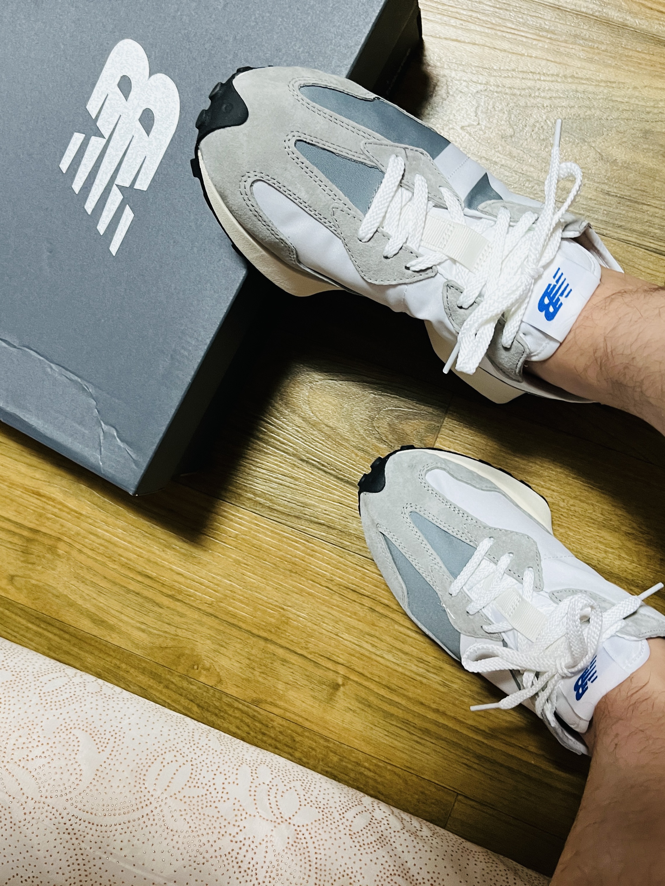 New Balance 327 Grey 착용 스타일 - 1