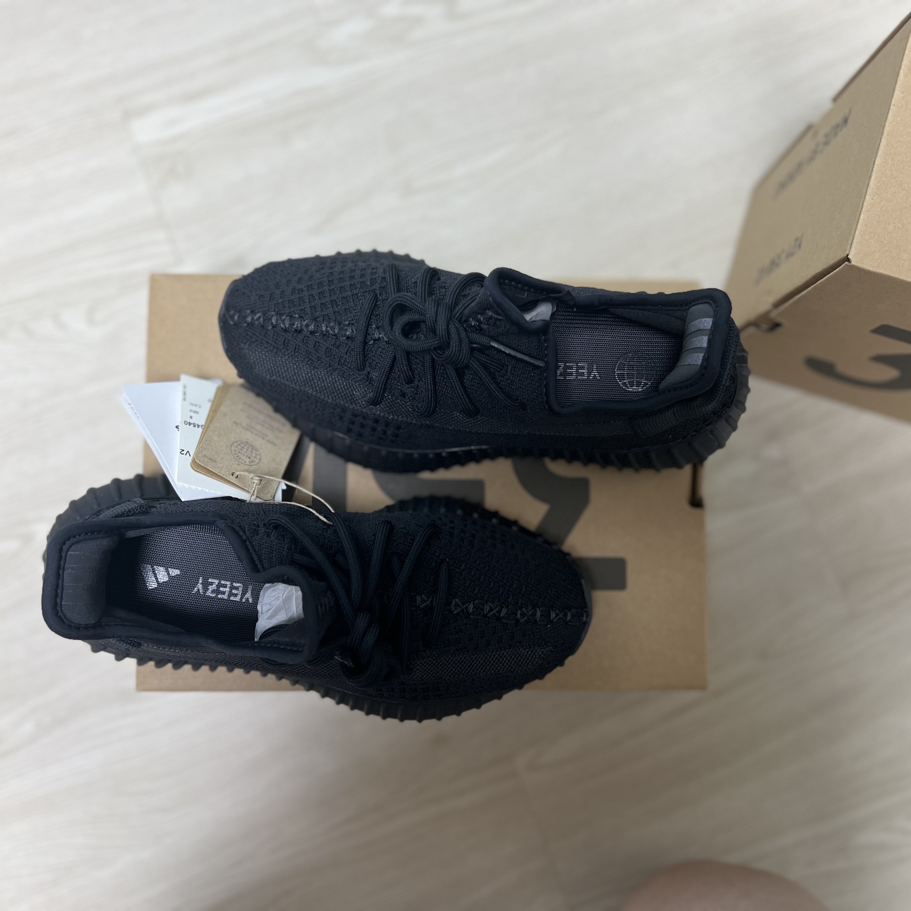 Adidas Yeezy Boost 350 V2 Onyx 착용 스타일