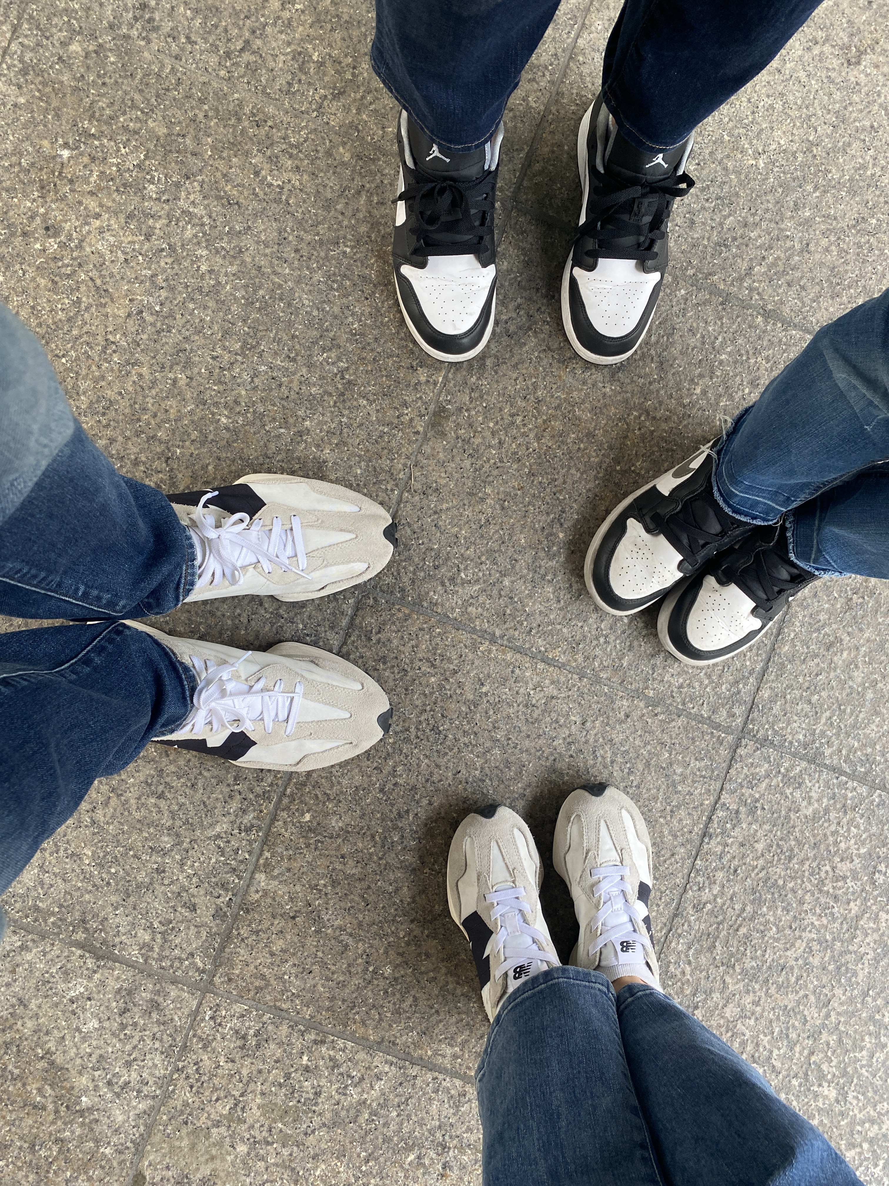 New Balance 327 White Black, (GS) Jordan 1 Low Black Particle Grey 착용 스타일