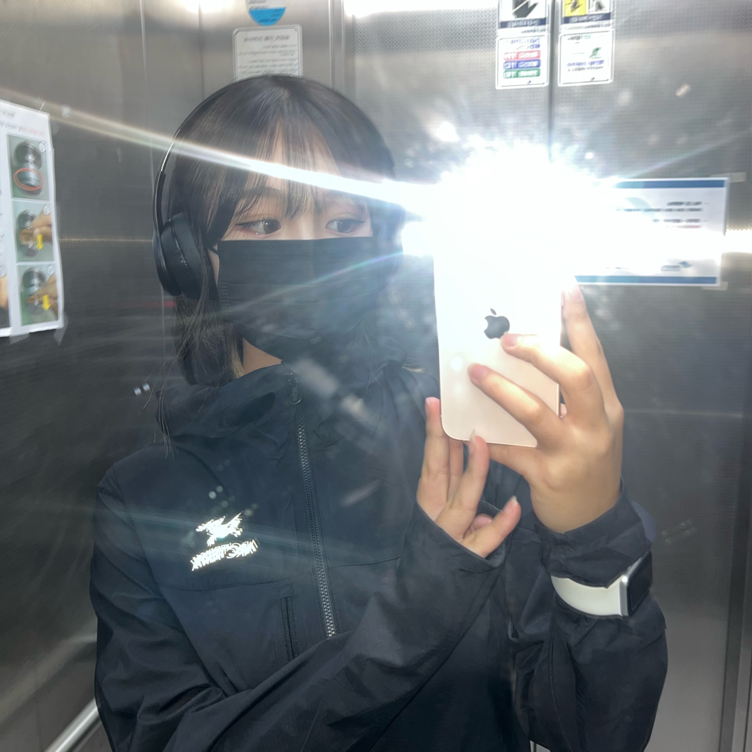 (W) Arc'teryx Squamish Hoody Black 착용 스타일 - 2
