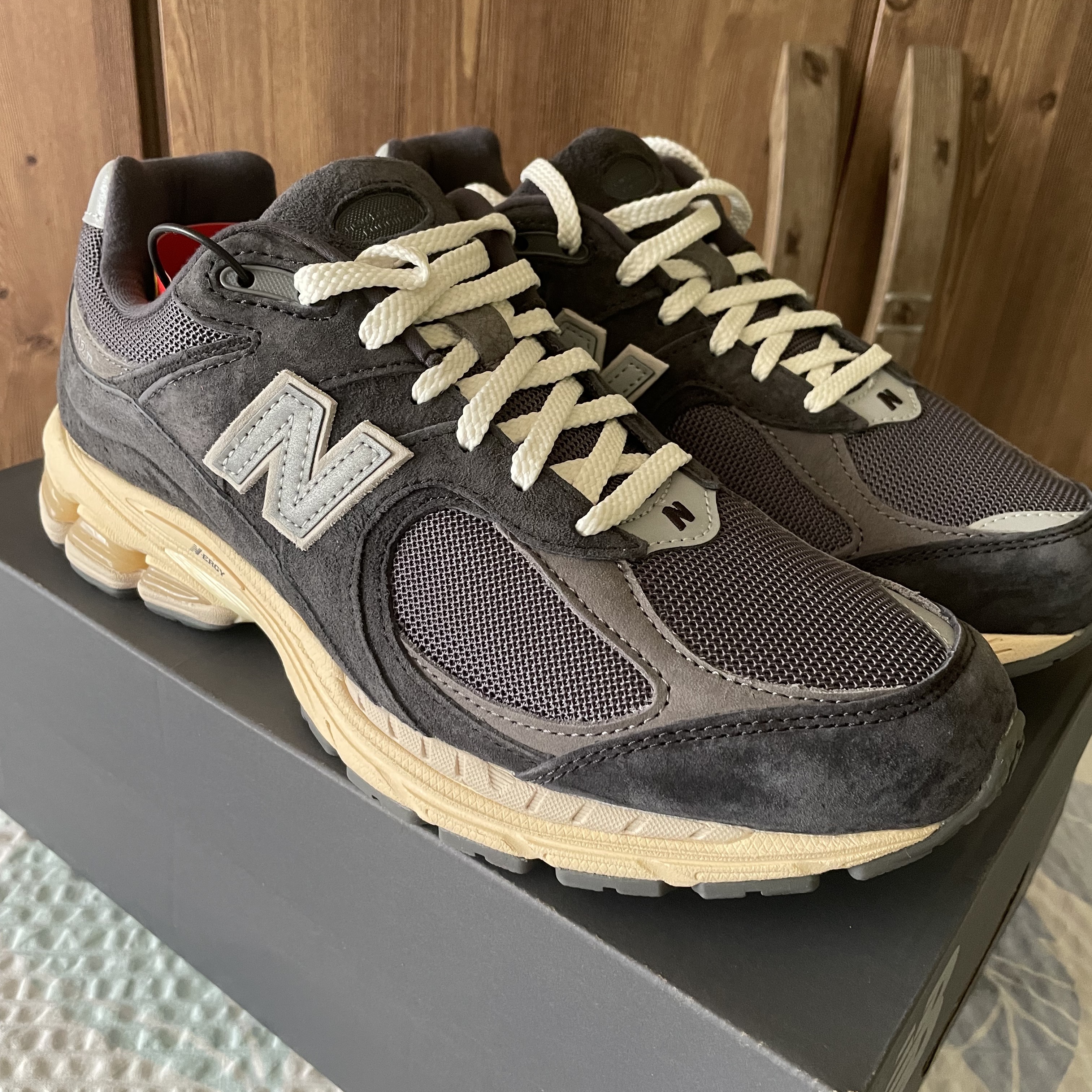 New Balance 2002R Special Vintage Black Grey 착용 스타일