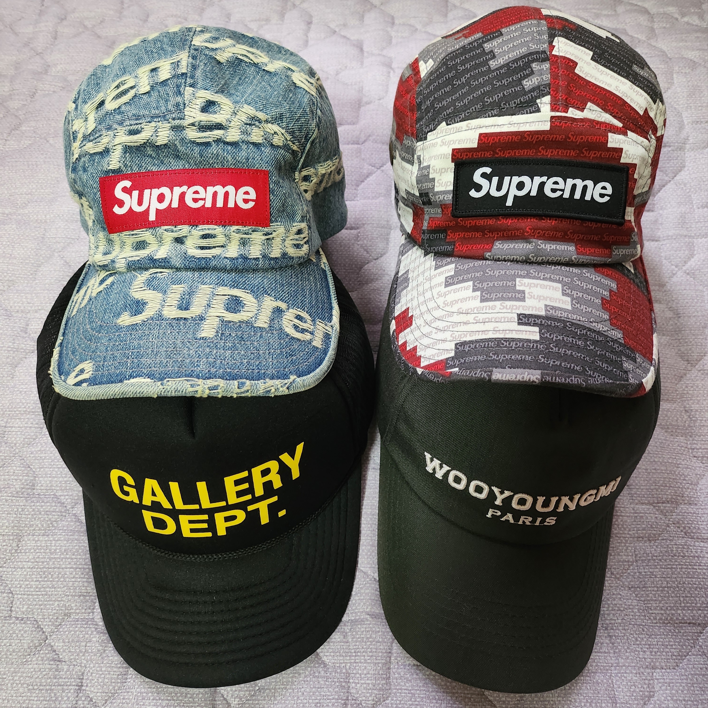 Supreme Frayed Logos Denim Camp Cap Blue - 21SS, Supreme Military Camp Cap Red Camo - 21SS 착용 스타일 - 2