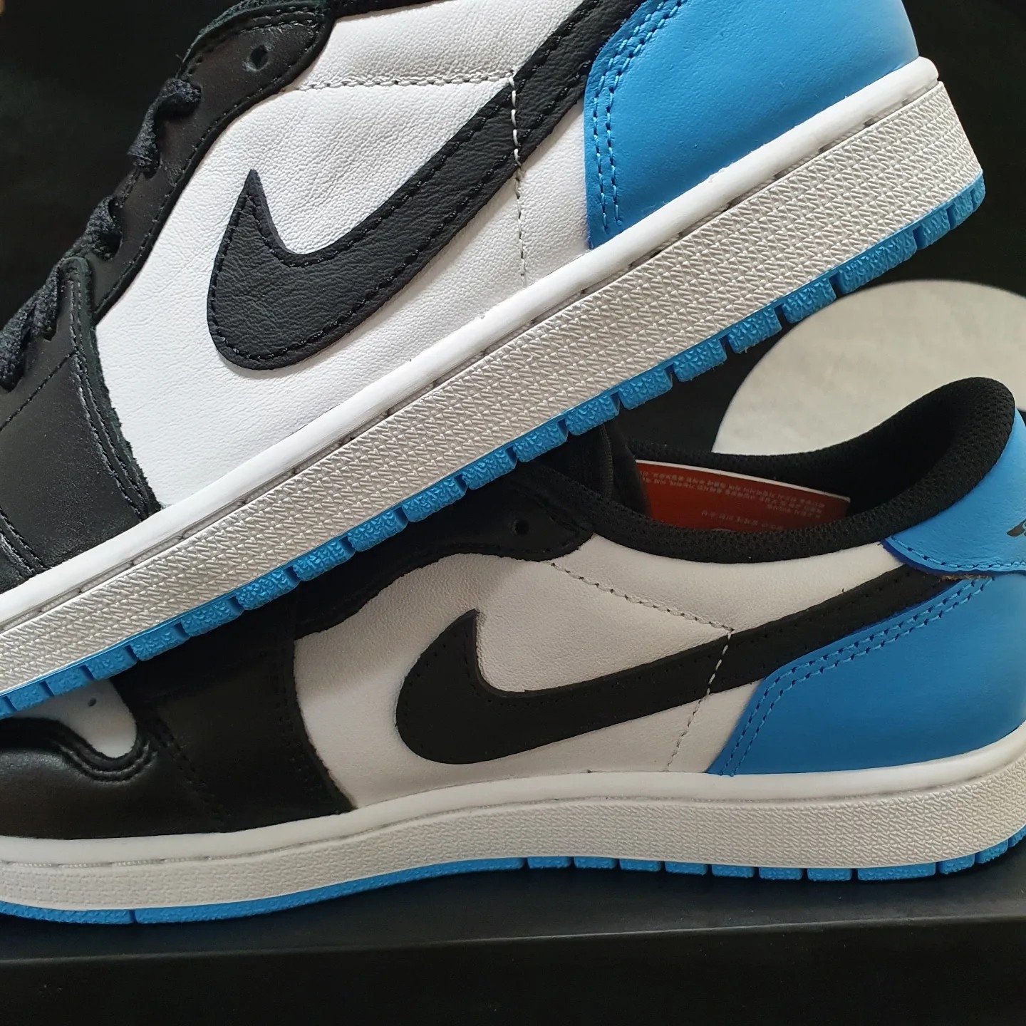 Jordan 1 Retro Low OG Black and Dark Powder Blue 착용 스타일 - 2