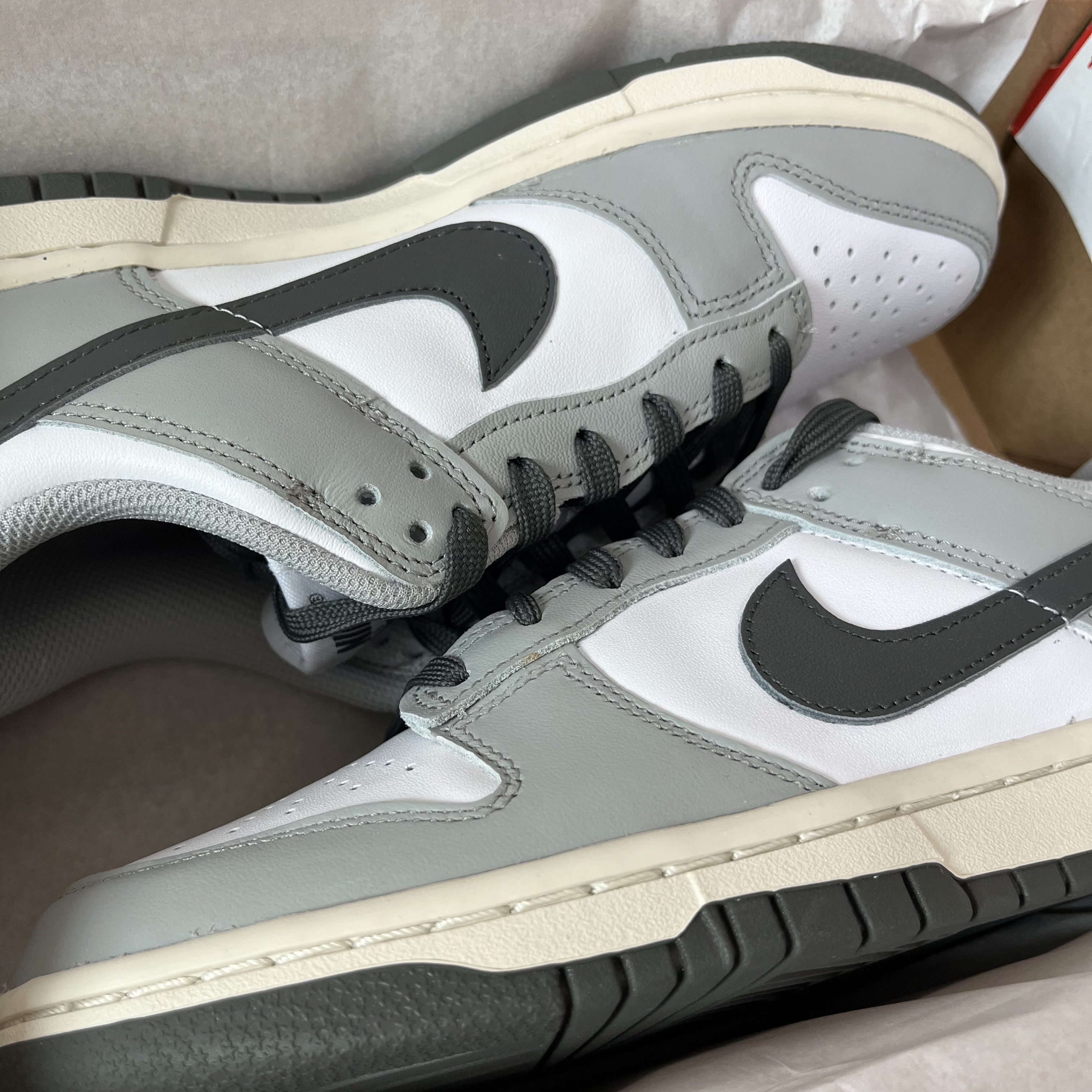 (W) Nike Dunk Low Light Smoke Grey 착용 스타일 - 1