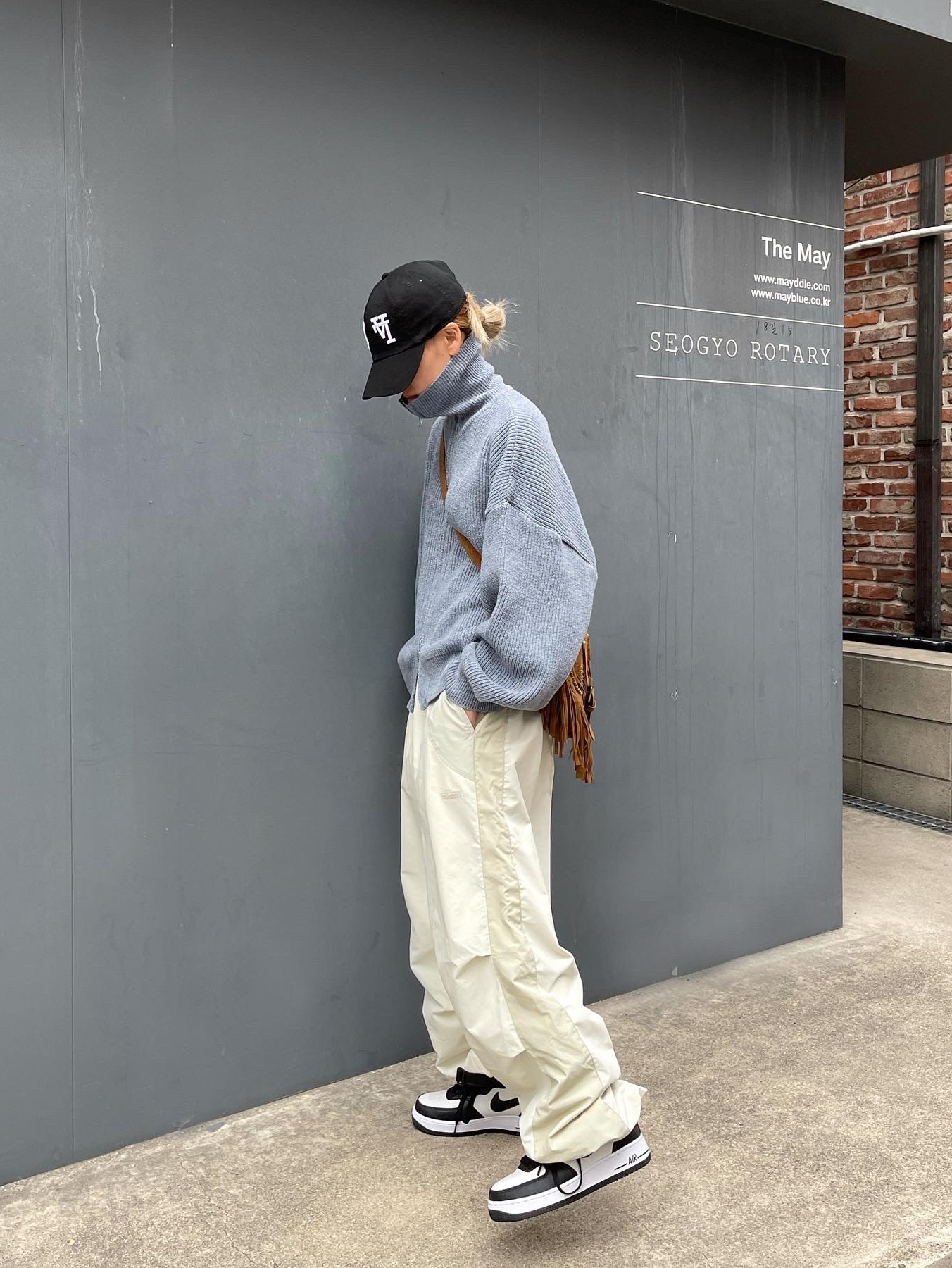 Nike x Stussy Air Force 1 '07 Mid SP Black and Light Bone 착용 스타일 - 2