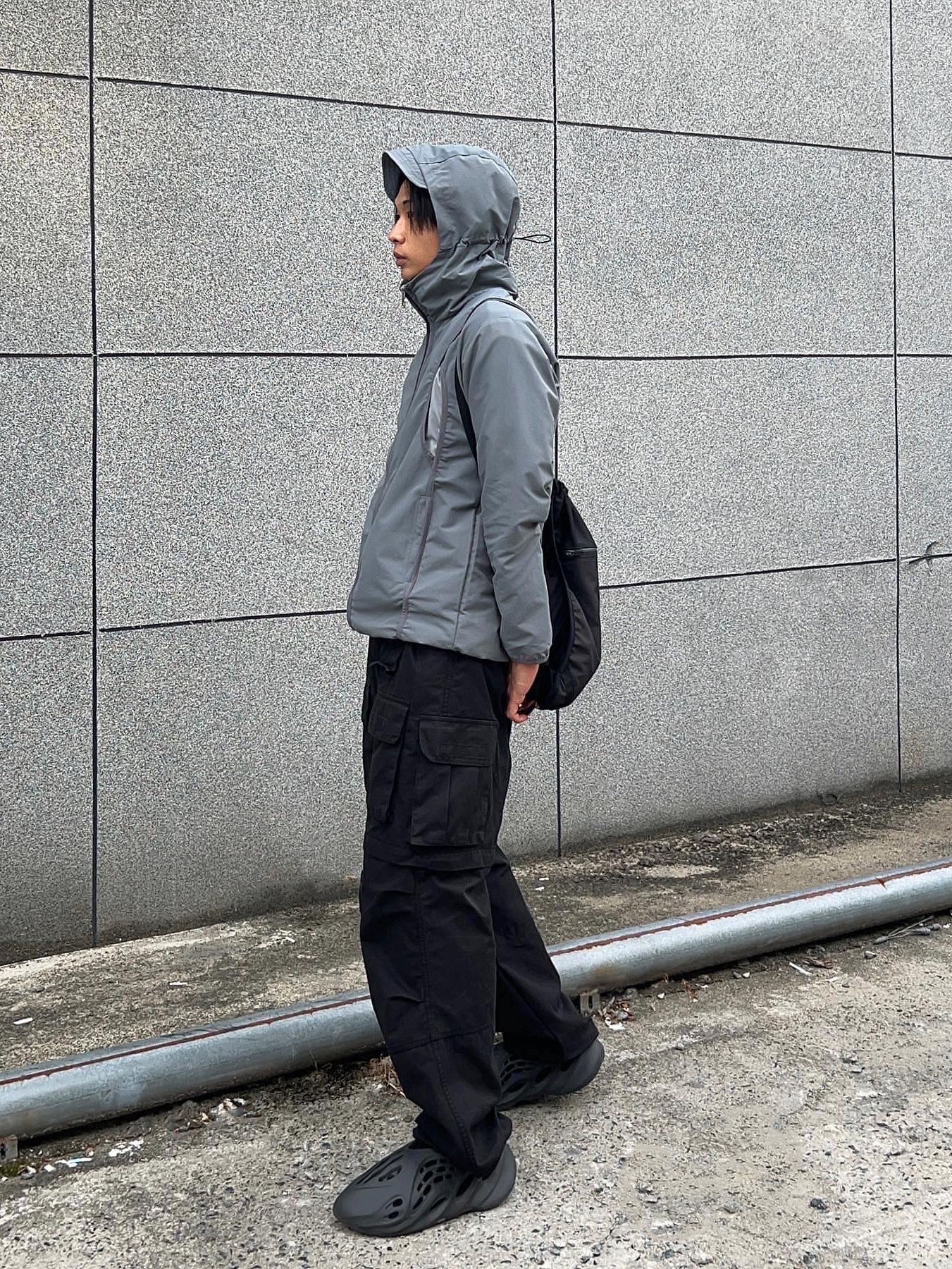 Adidas Yeezy Foam RNNR Onyx 착용 스타일 - 2