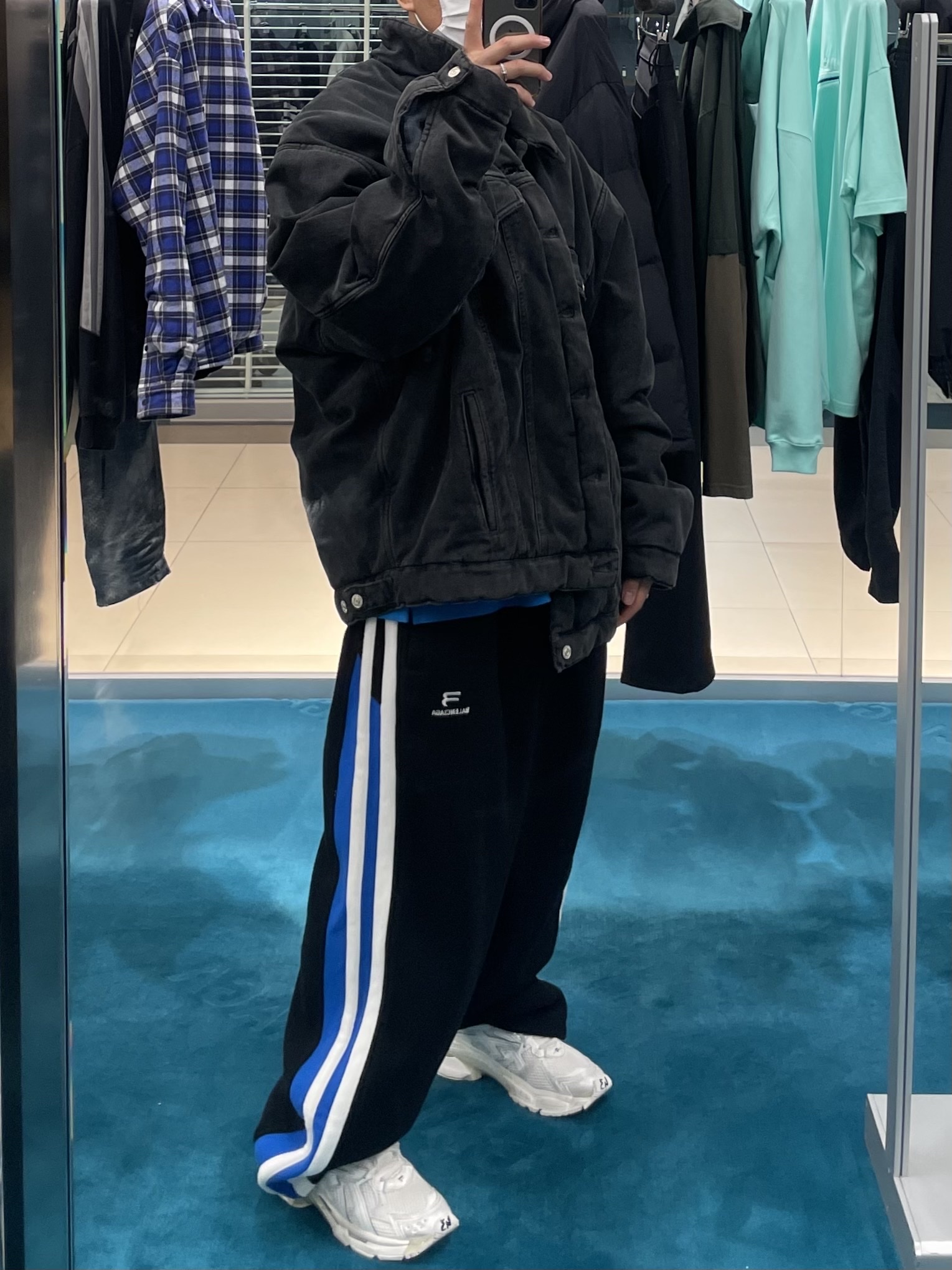 Balenciaga Padded Japanese Denim Jacket Black, Balenciaga Runner Sneakers White 착용 스타일 - 2