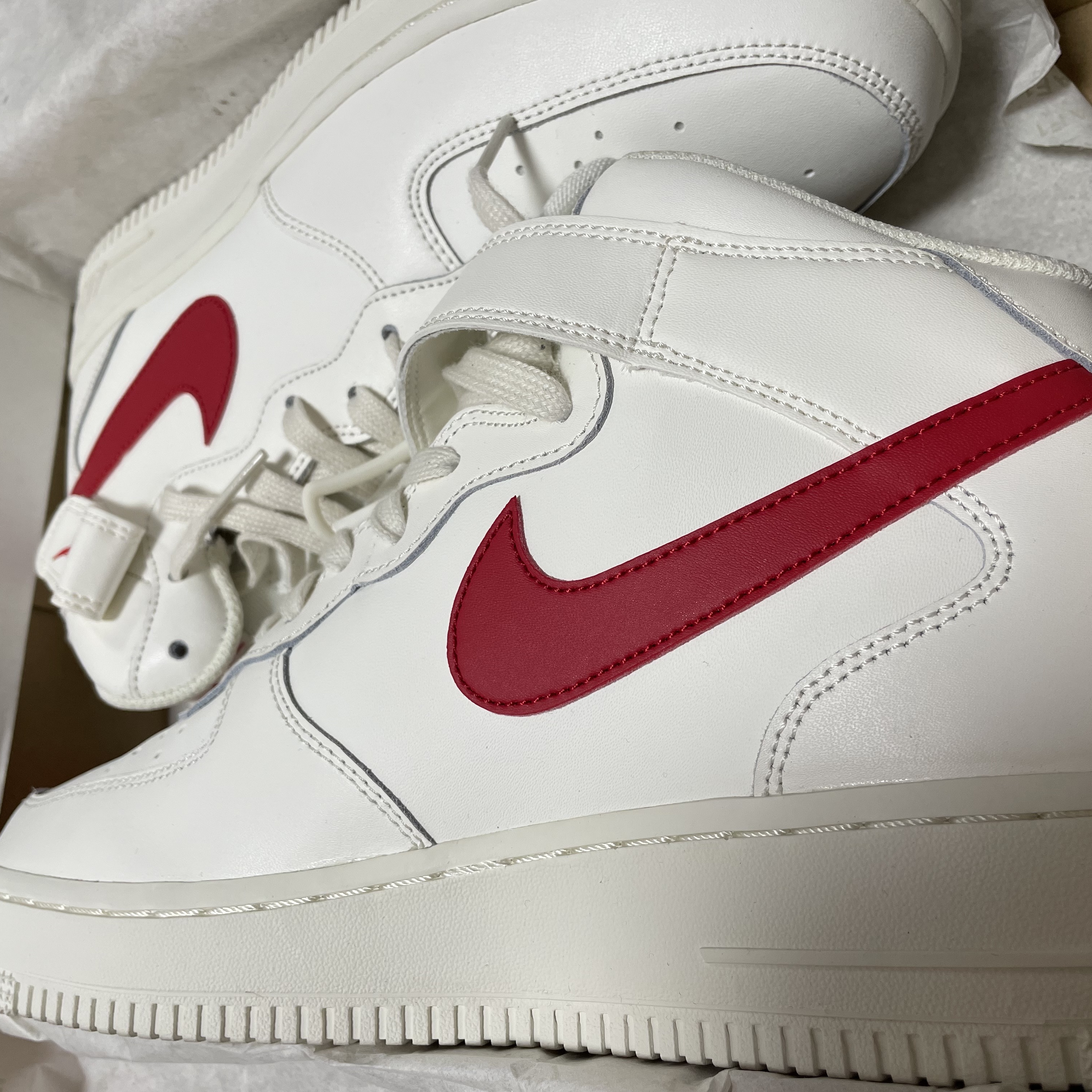 Nike Air Force 1 Mid Sail University Red 착용 스타일