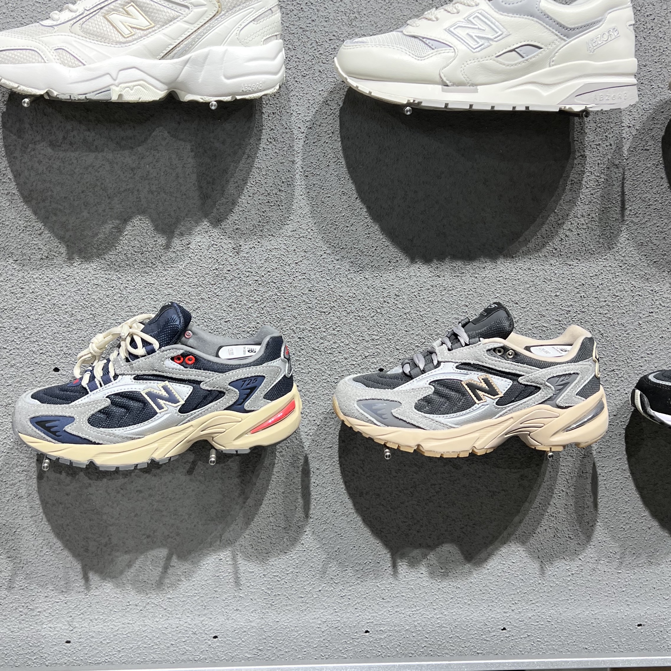 New Balance 725 Navy, New Balance 725 Dark Grey Gum 착용 스타일 - 4