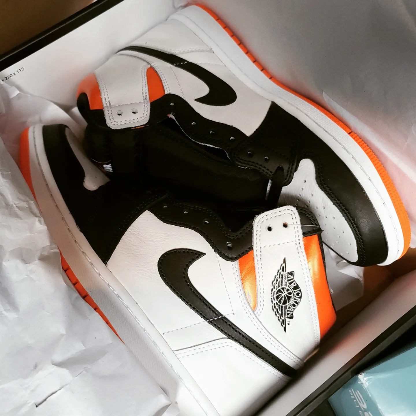 Jordan 1 Retro High OG Electro Orange 착용 스타일 - 1