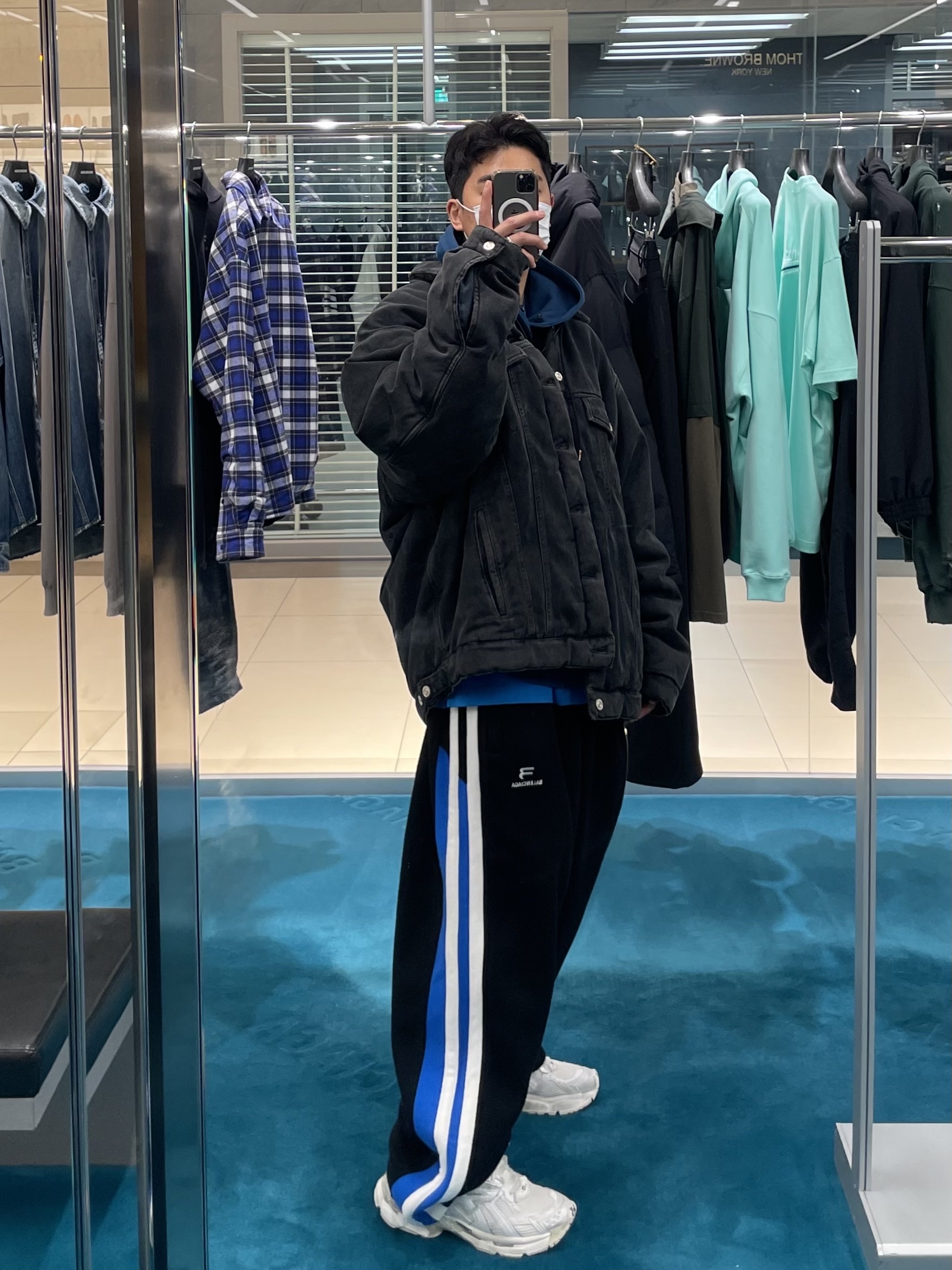 Balenciaga Padded Japanese Denim Jacket Black, Balenciaga Runner Sneakers White 착용 스타일 - 1