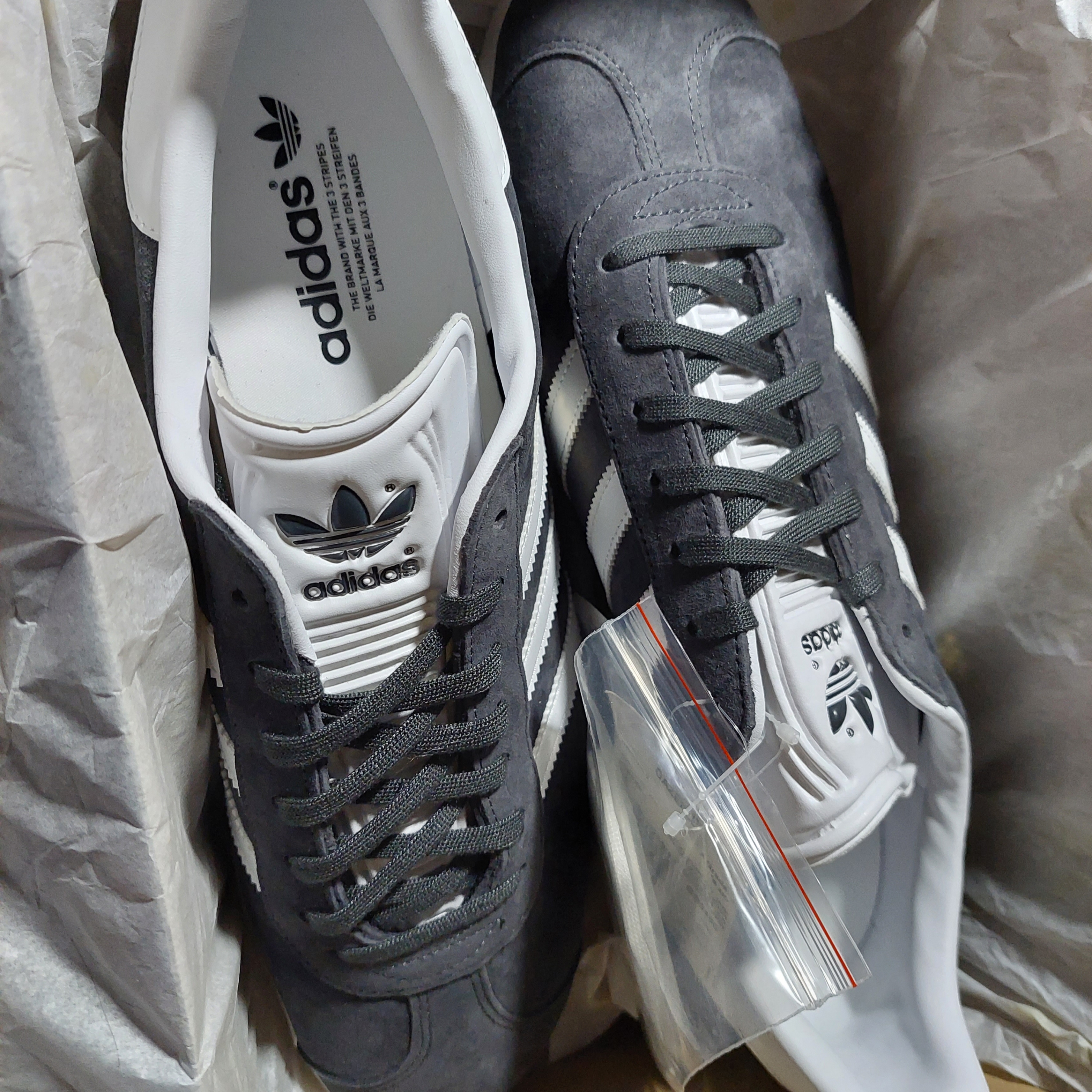 Adidas Gazelle Solid Grey 착용 스타일