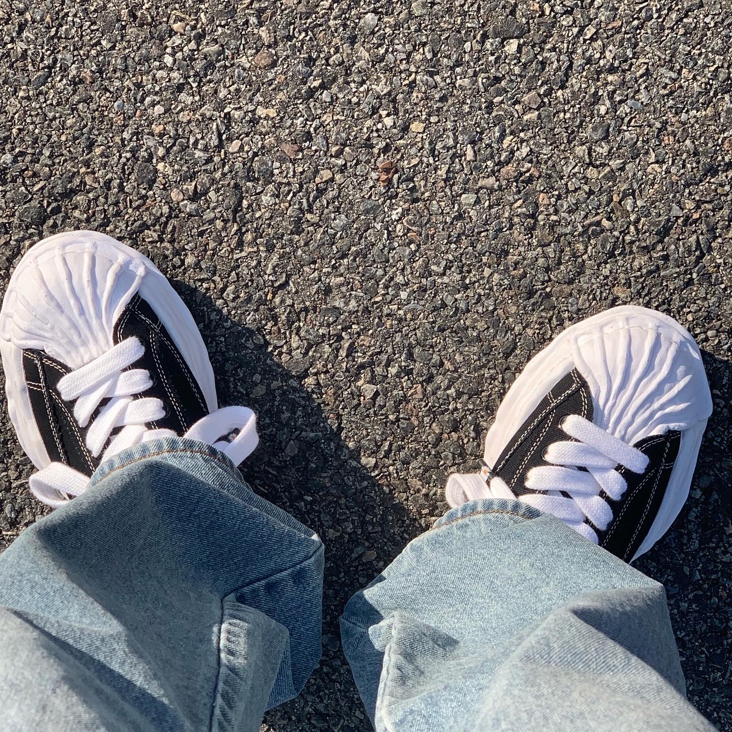 Maison Mihara Yasuhiro Blakey OG Sole Canvas Low-top Sneakers Black White, Maison Mihara Yasuhiro Blakey OG Sole Canvas Low-top Sneakers Black A 착용 스타일
