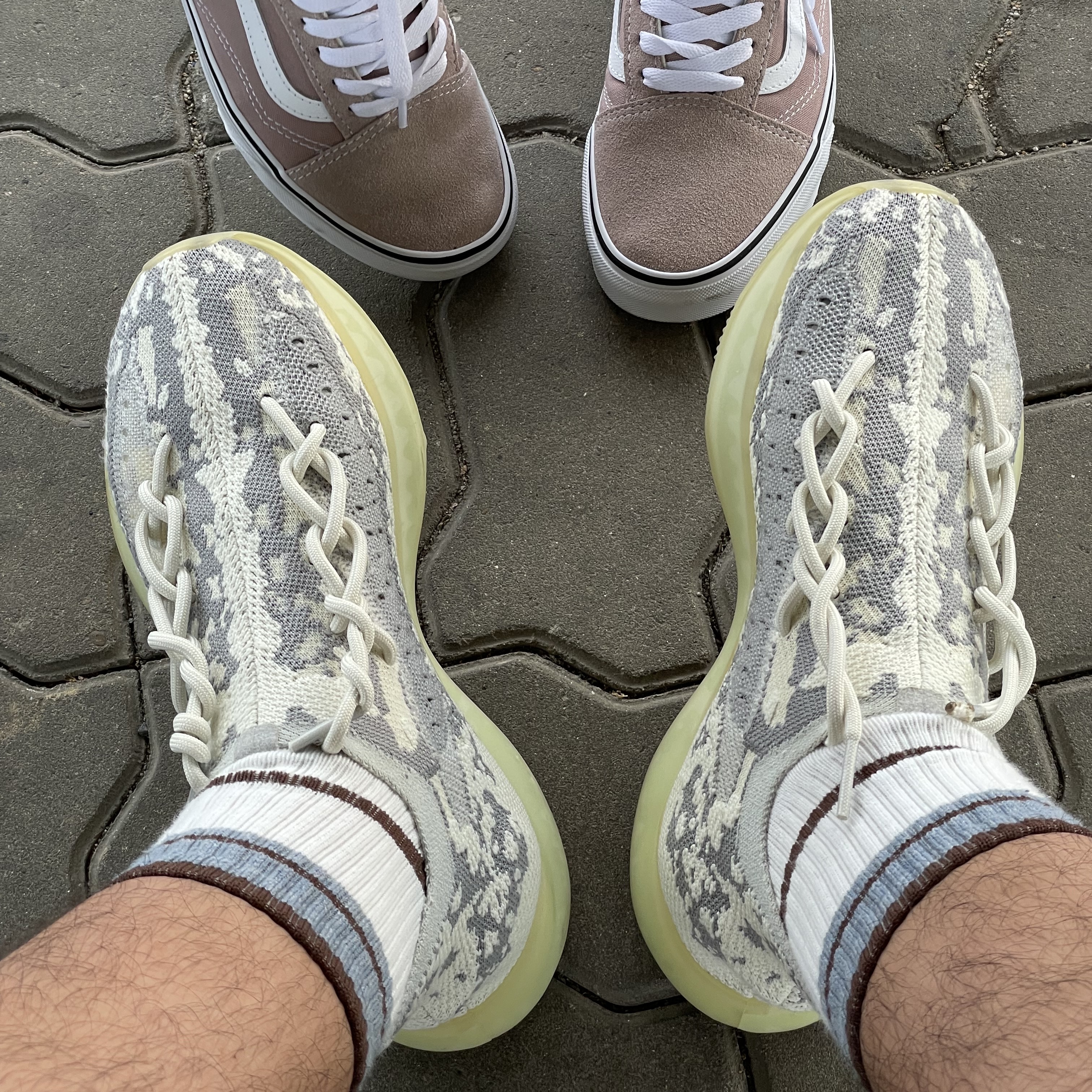 Adidas Yeezy Boost 380 Alien 착용 스타일 - 2