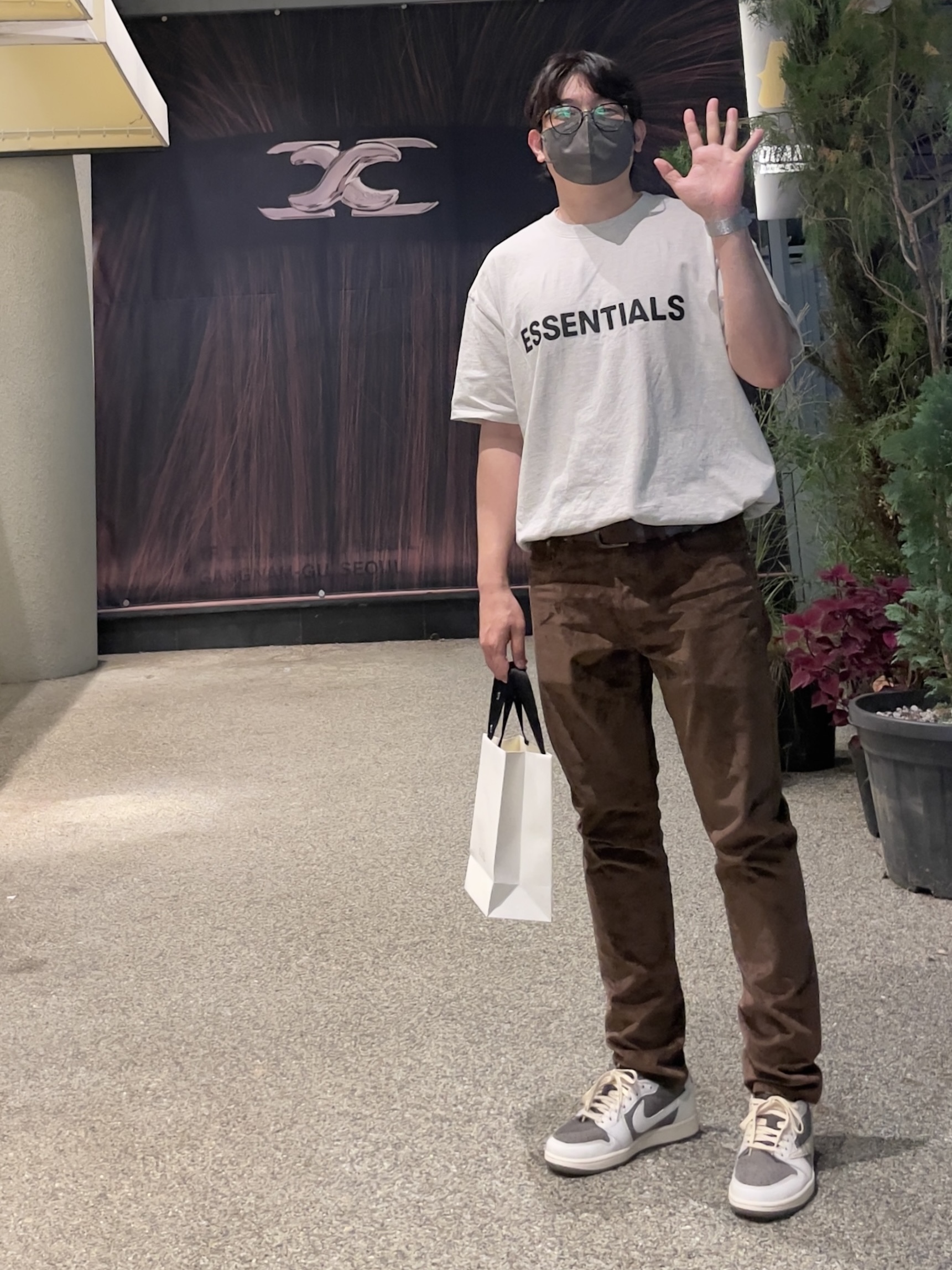 Jordan 1 x Travis Scott Retro Low OG SP Sail and Ridgerock 착용 스타일 - 2