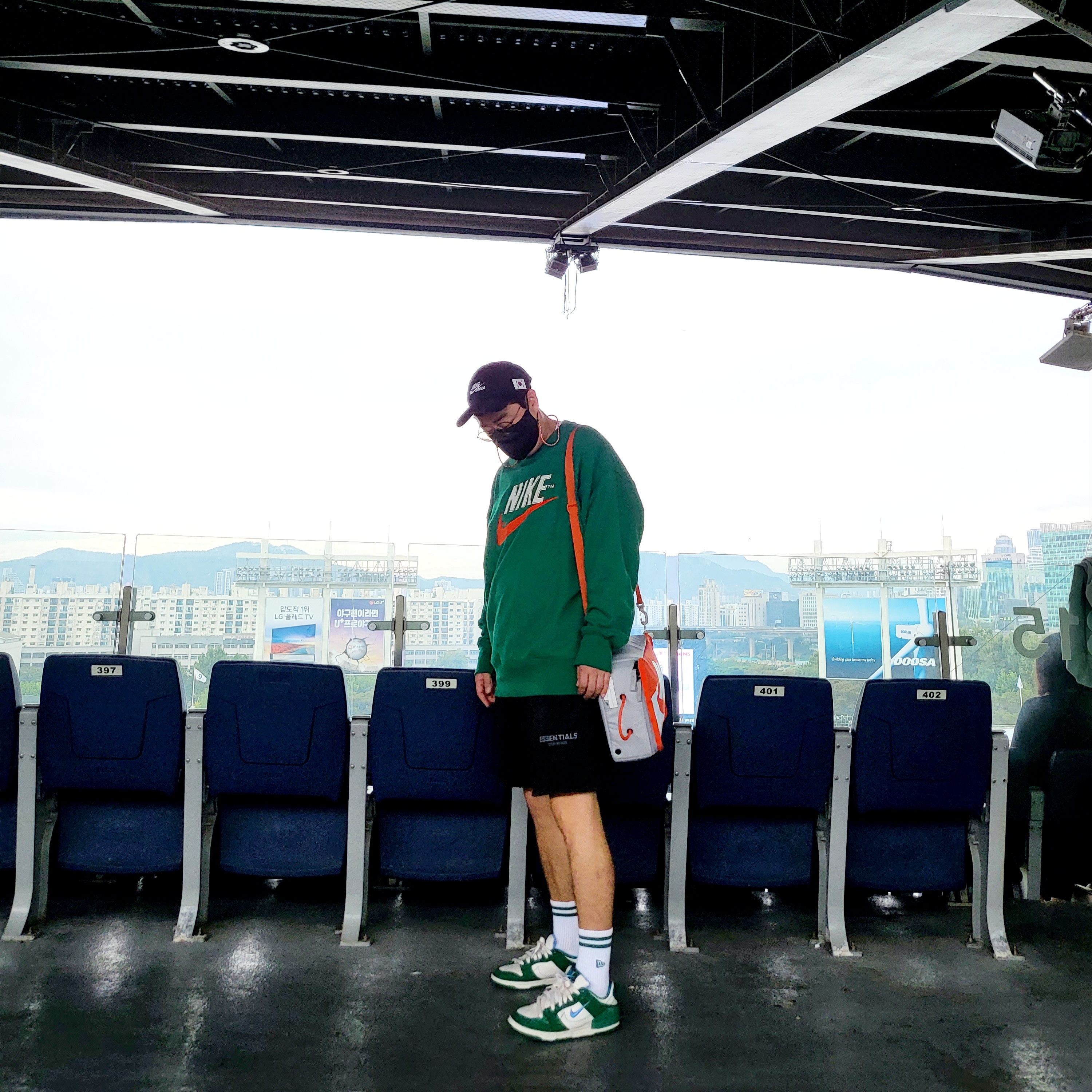 Nike H86 Korea Cap Black, Essentials Sweatshorts Black - 21SS 착용 스타일 - 1