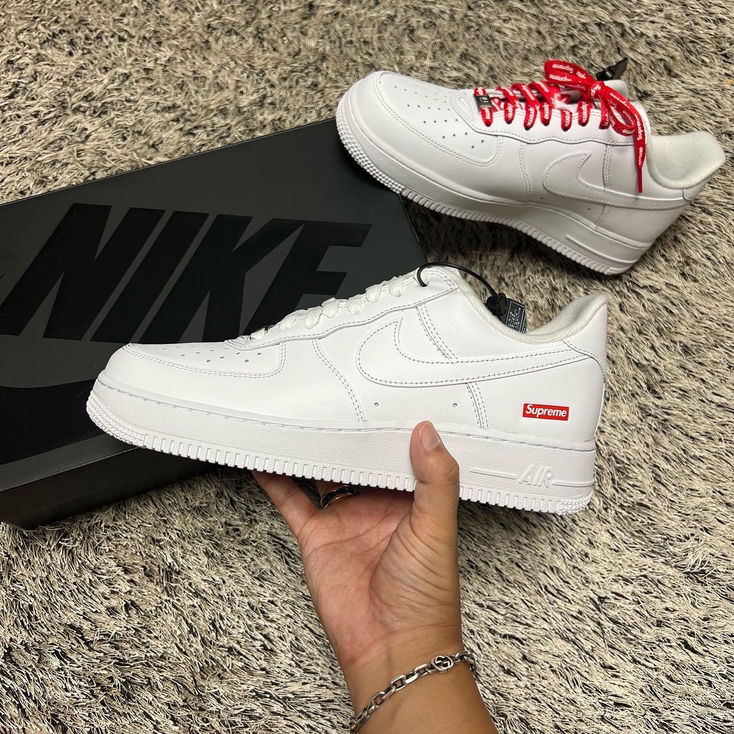 Nike x Supreme Air Force 1 Low White 착용 스타일 - 1