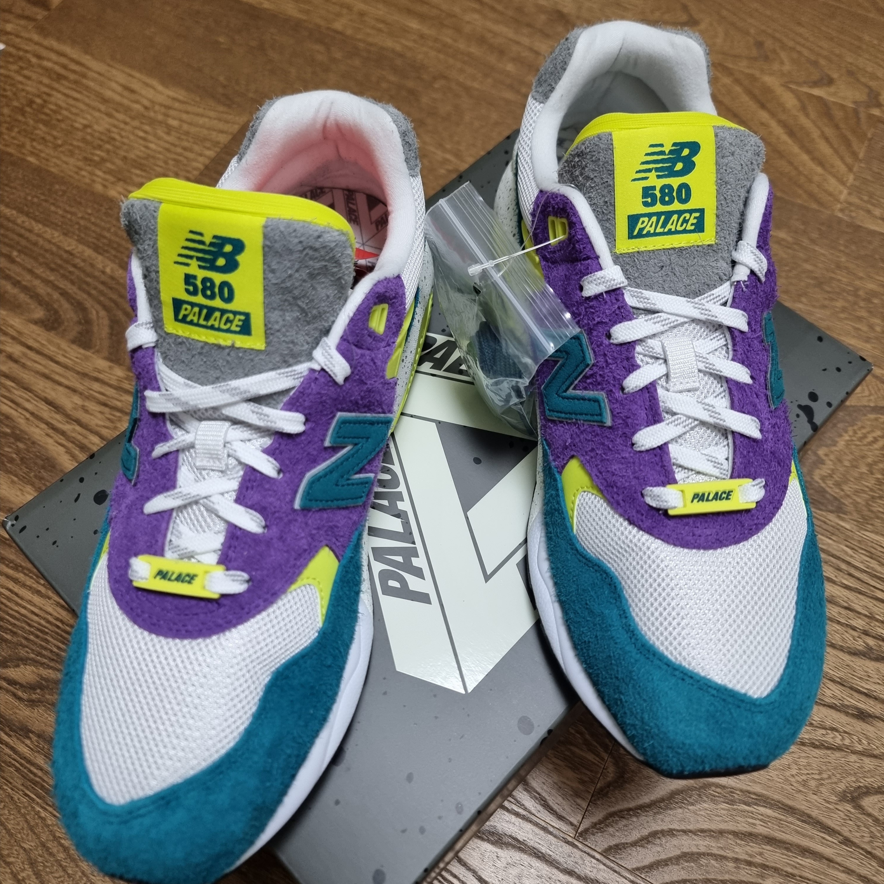 New Balance x Palace MT580 Shaded Spruce Pansy 착용 스타일 - 2