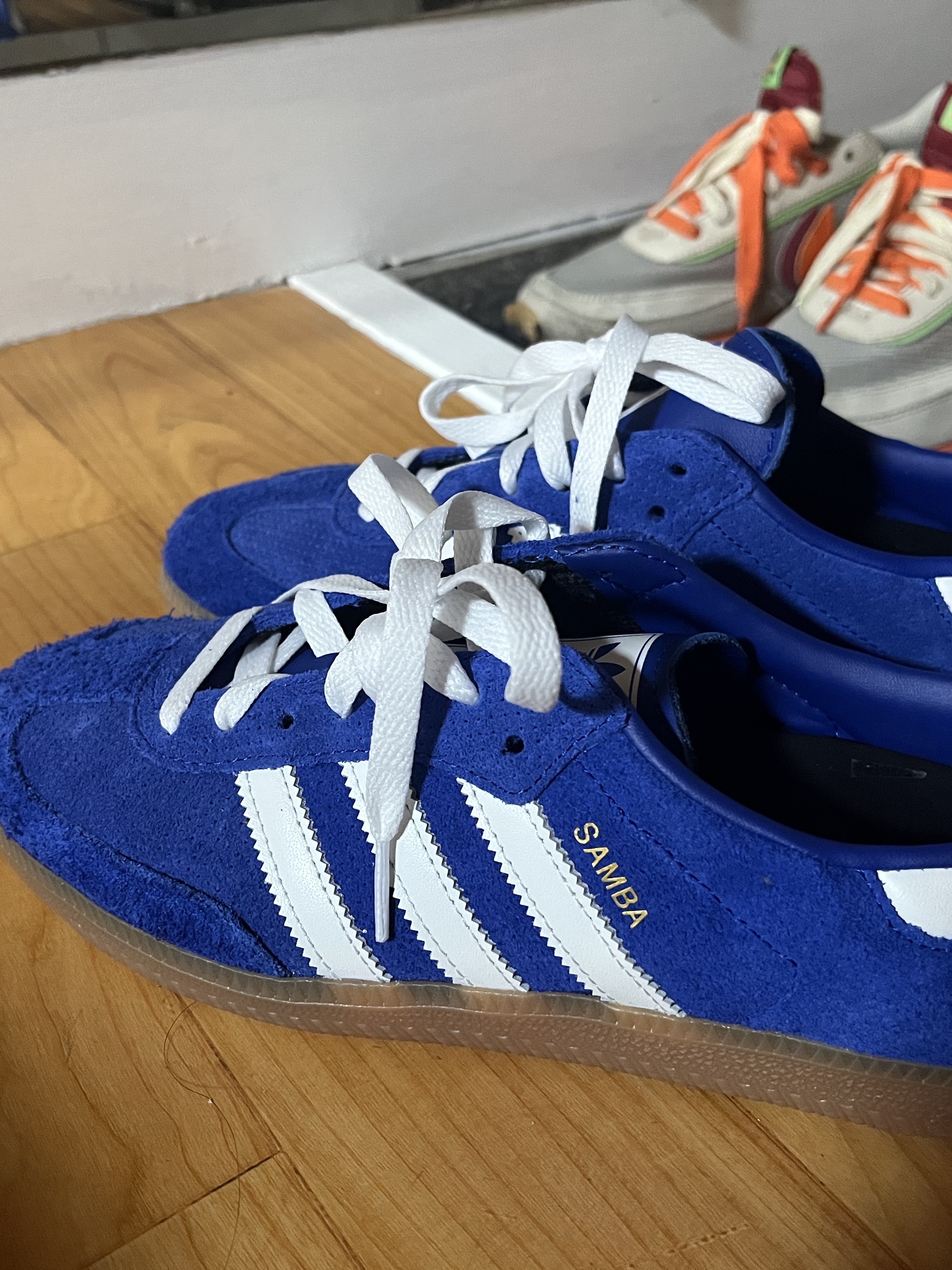 Adidas Samba OG Royal Blue, Nike x Sacai x Clot LDWaffle Orange Blaze 착용 스타일 - 1