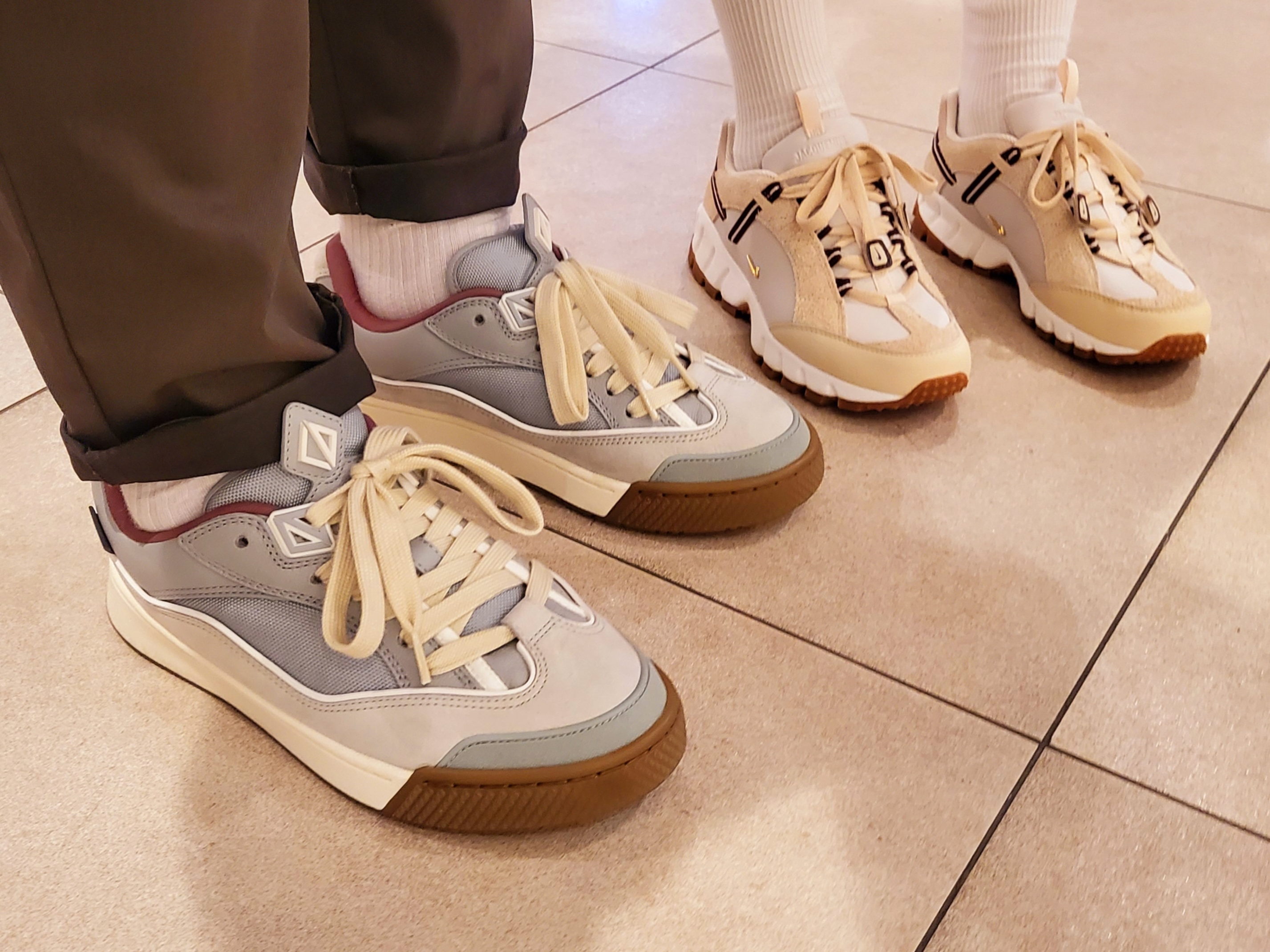 Dior x Cactus Jack B713 Sneakers Grey Mint, Nike x Jacquemus Air Humara LX Light Bone and Gold 착용 스타일 - 3
