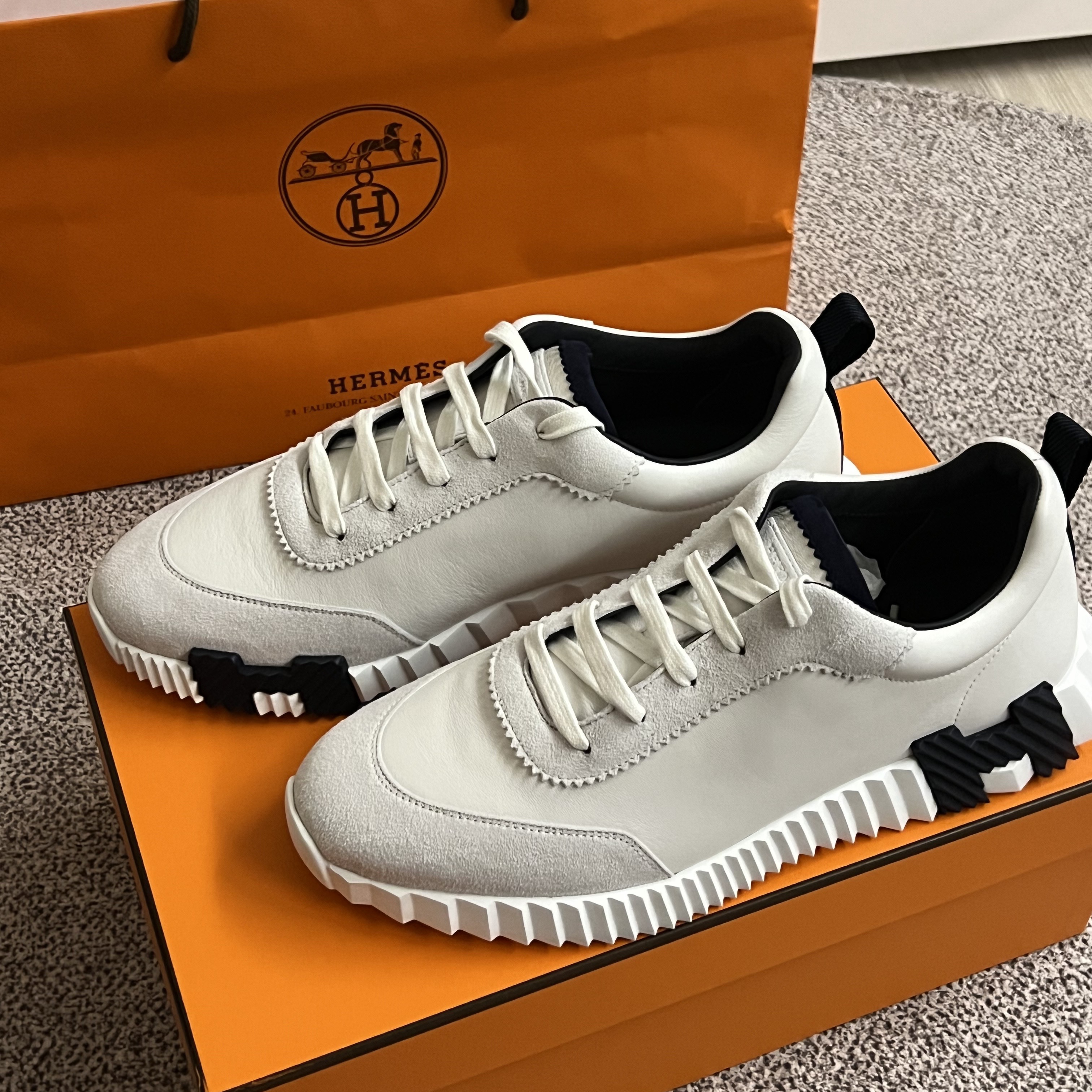 Hermes Bouncing Sneakers Calfskin Suede Goatskin & Blanc 착용 스타일