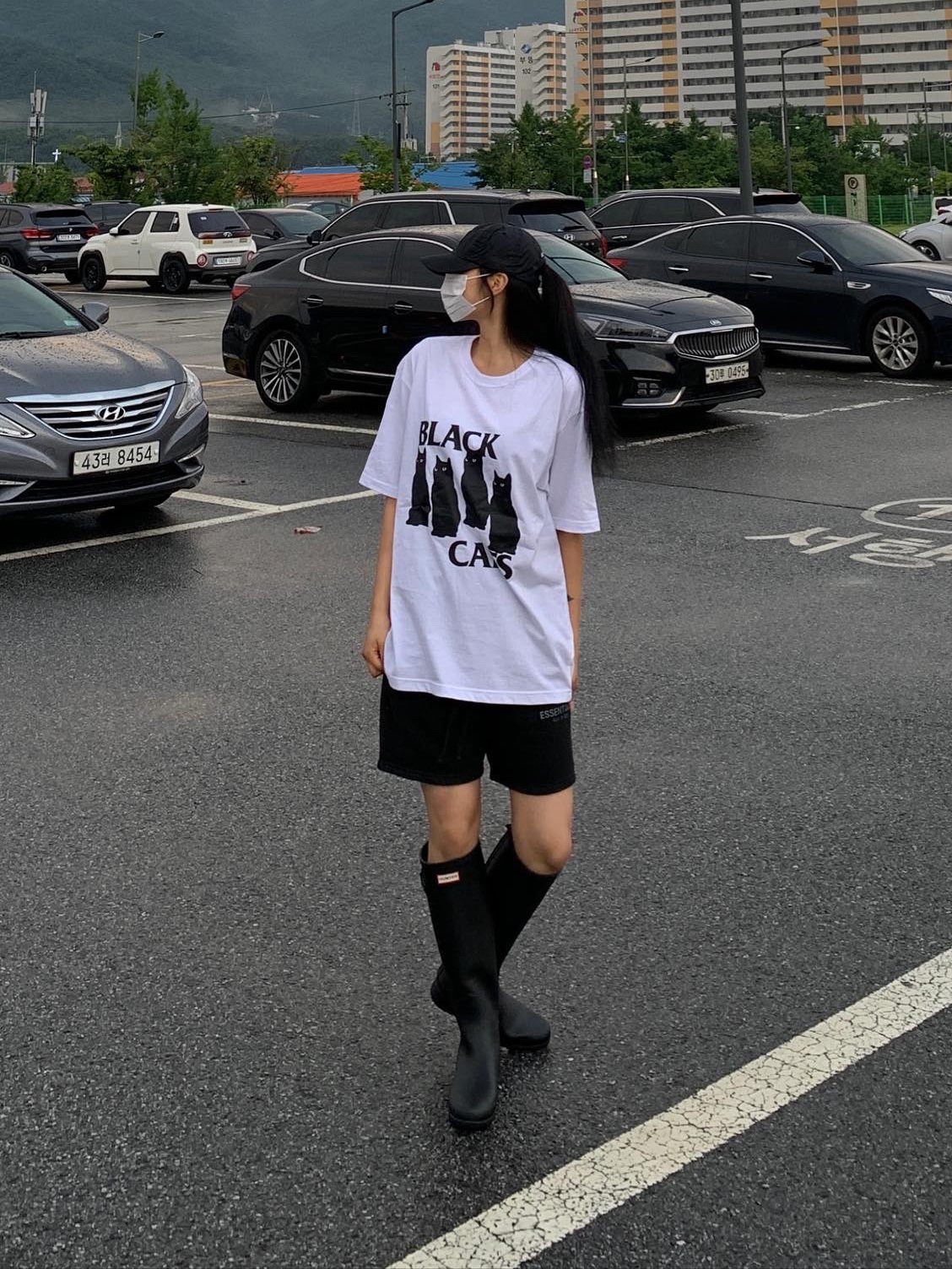 (W) Hunter Refined Slim Fit Tall Wellington Boots Black, Essentials Sweatshorts Black - 21SS 착용 스타일 - 2