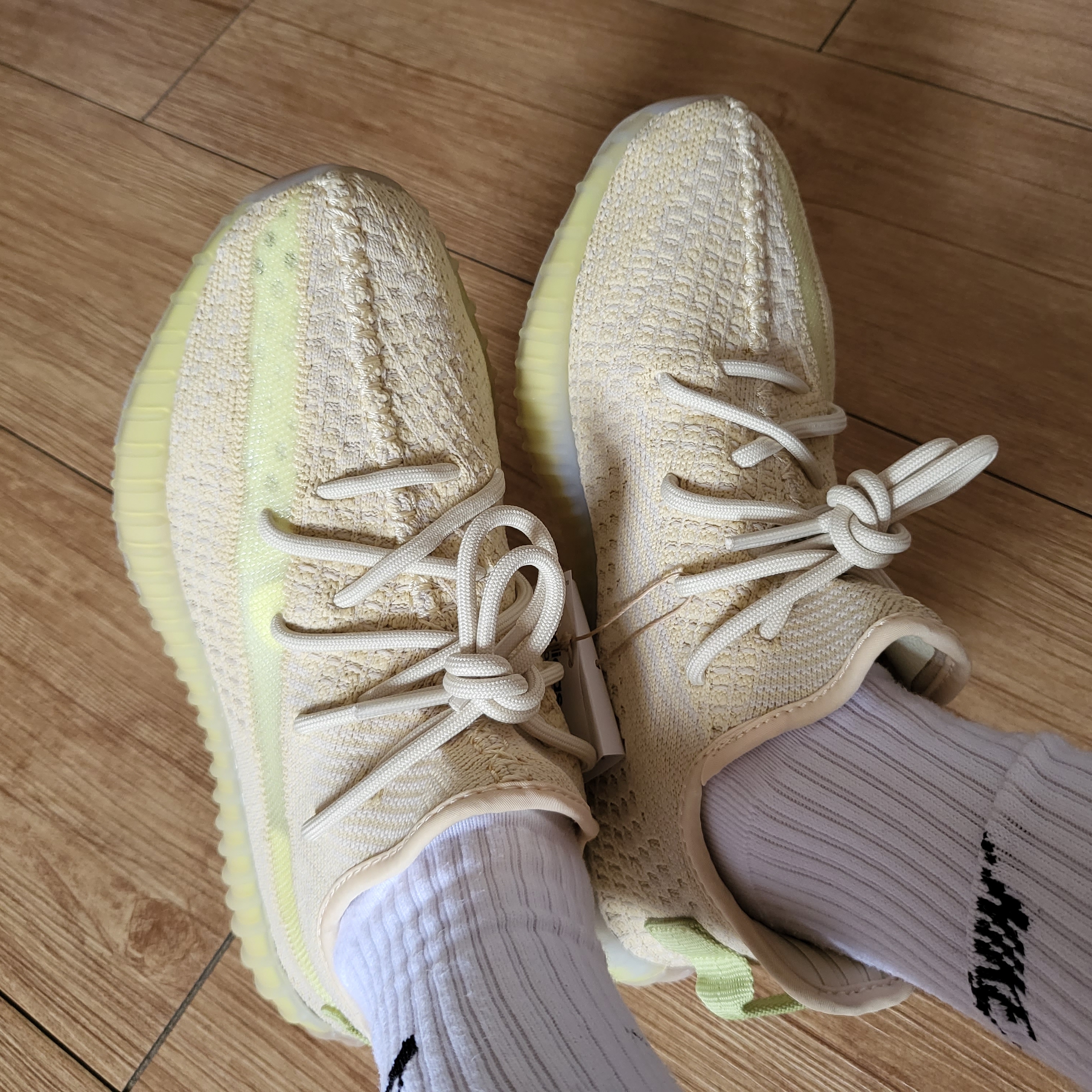 Adidas Yeezy Boost 350 V2 Flax 2022 착용 스타일 - 1