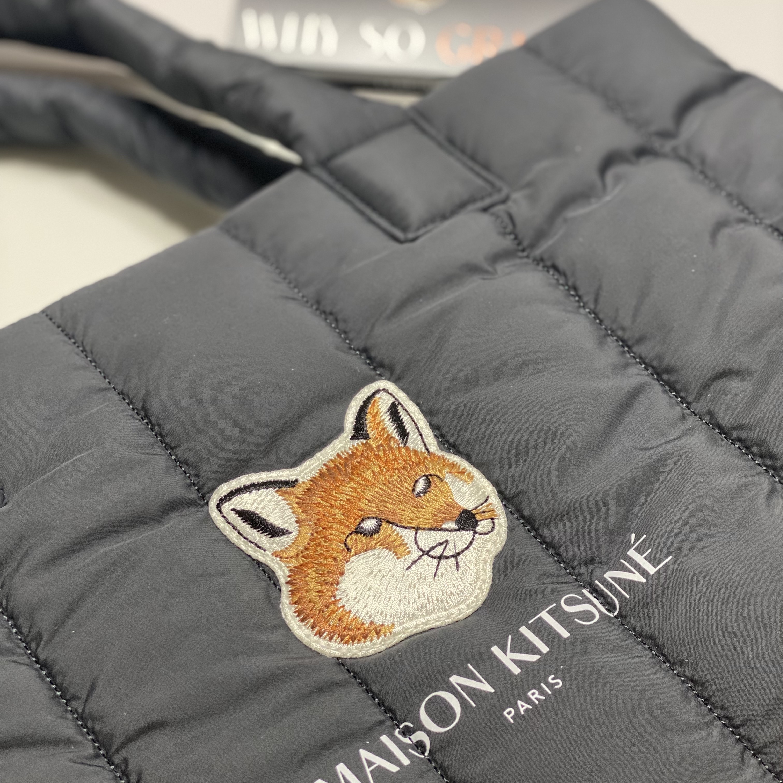 Maison Kitsune x Laneige Padded Bag Navy 착용 스타일 - 1