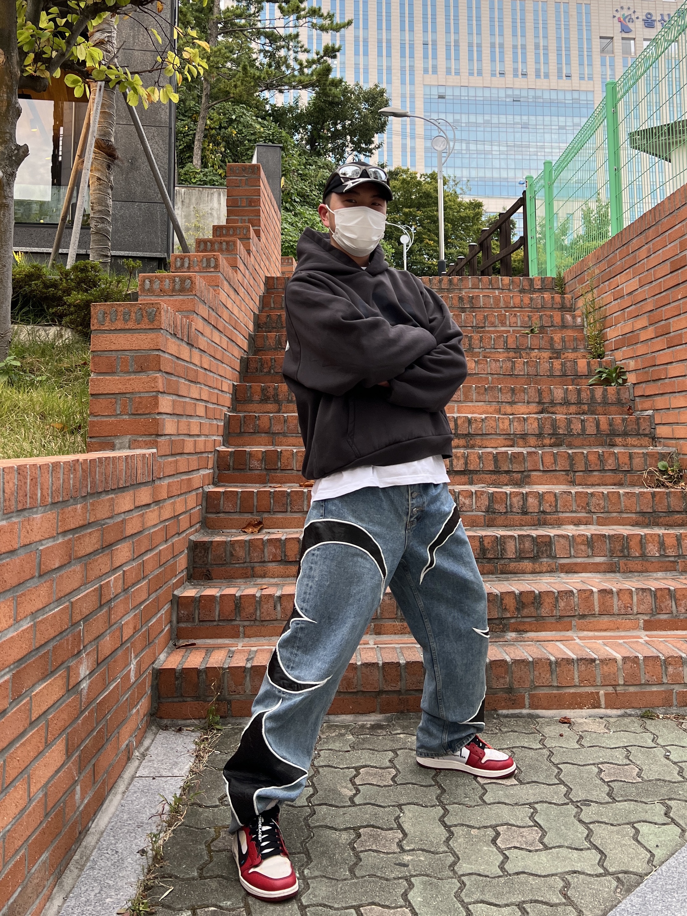 Jordan 1 x Off-White Retro High Chicago The Ten, Yeezy Gap Engineered By Balenciaga Dove Shrunken Hoodie Black 착용 스타일 - 1