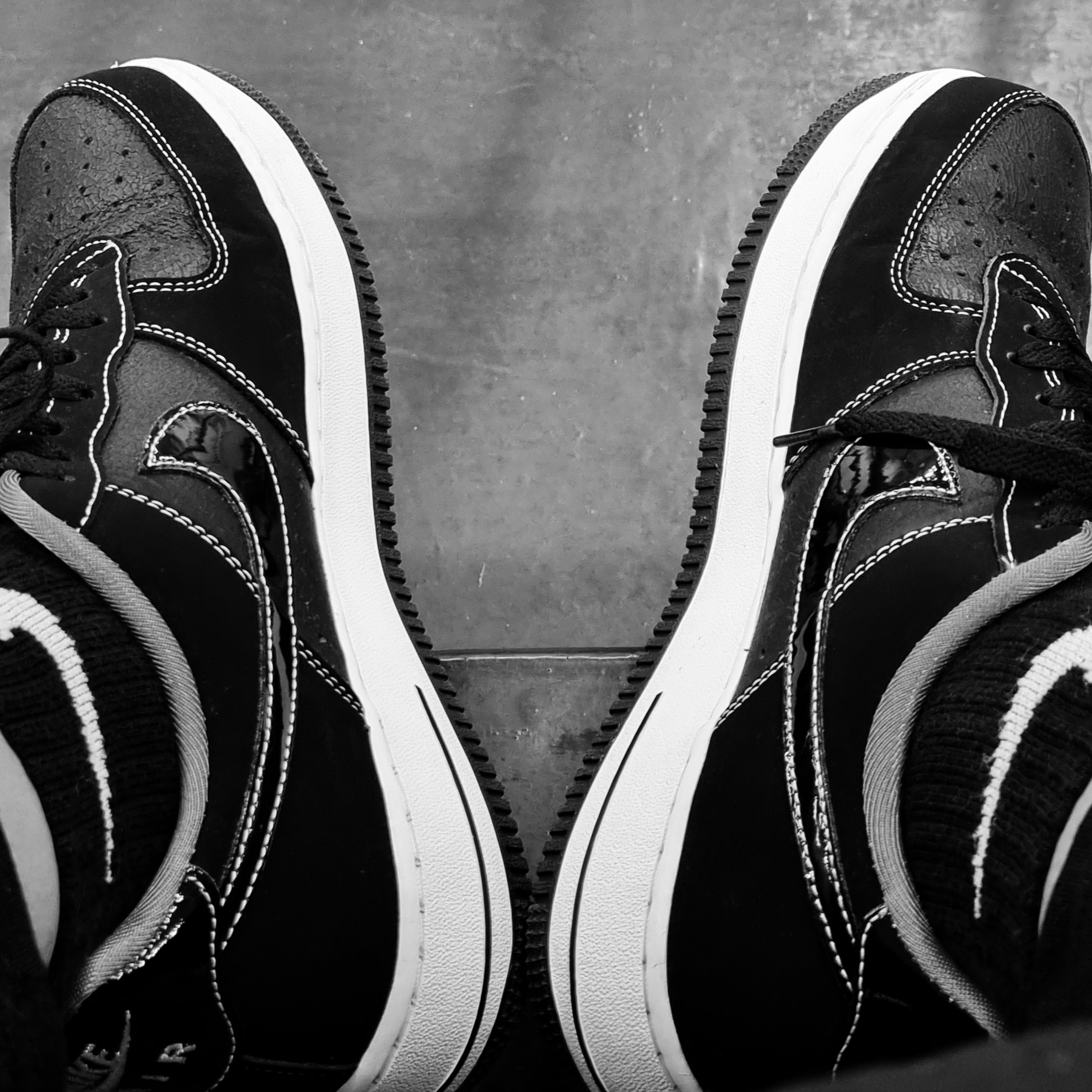 Nike Air Force 1 '07 LV8 EMB World Champions Black Iron Grey 착용 스타일 - 2