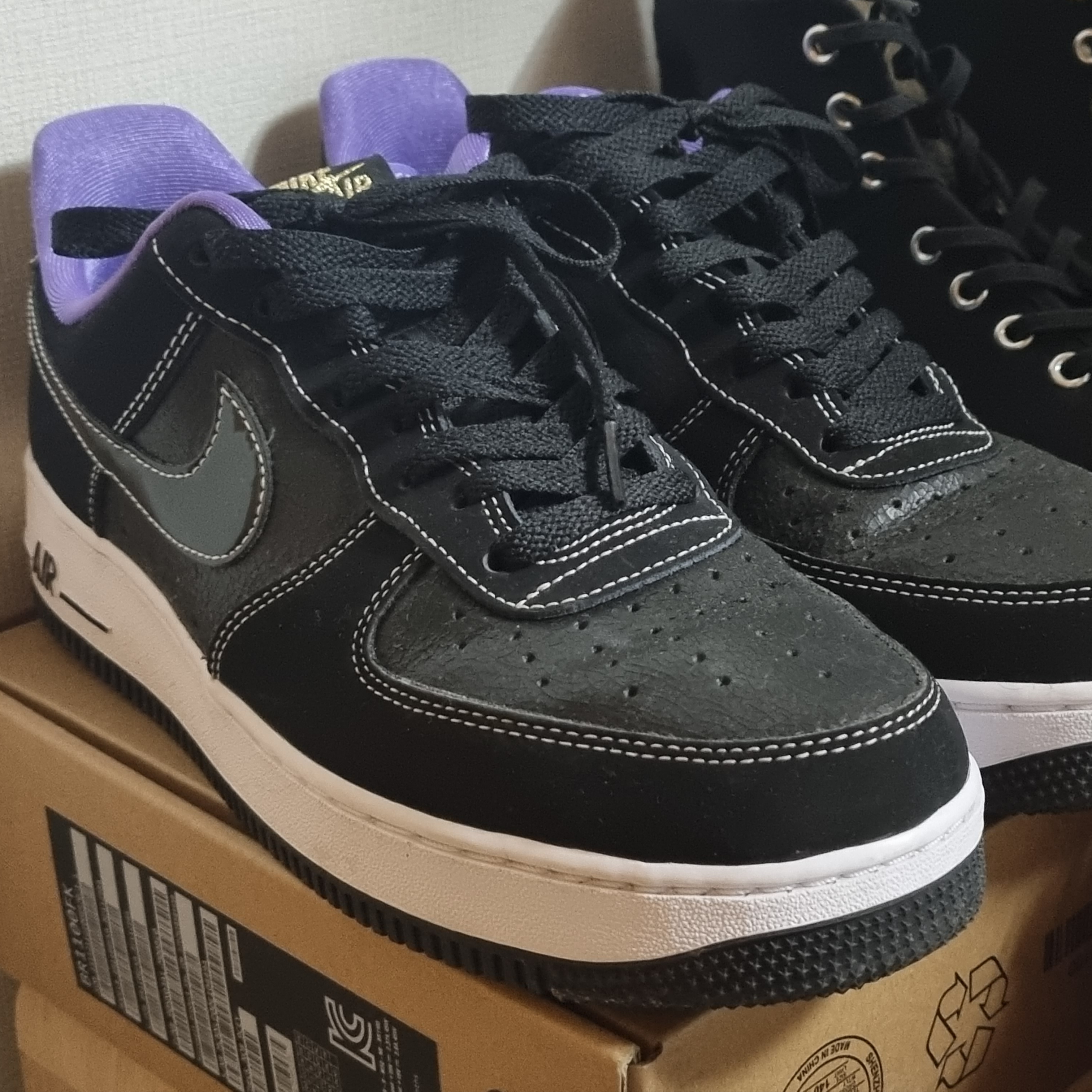 Jordan 1 Mid White Black Tie-Dye, Jordan 1 Retro High OG Hyper Royal 착용 스타일 - 3