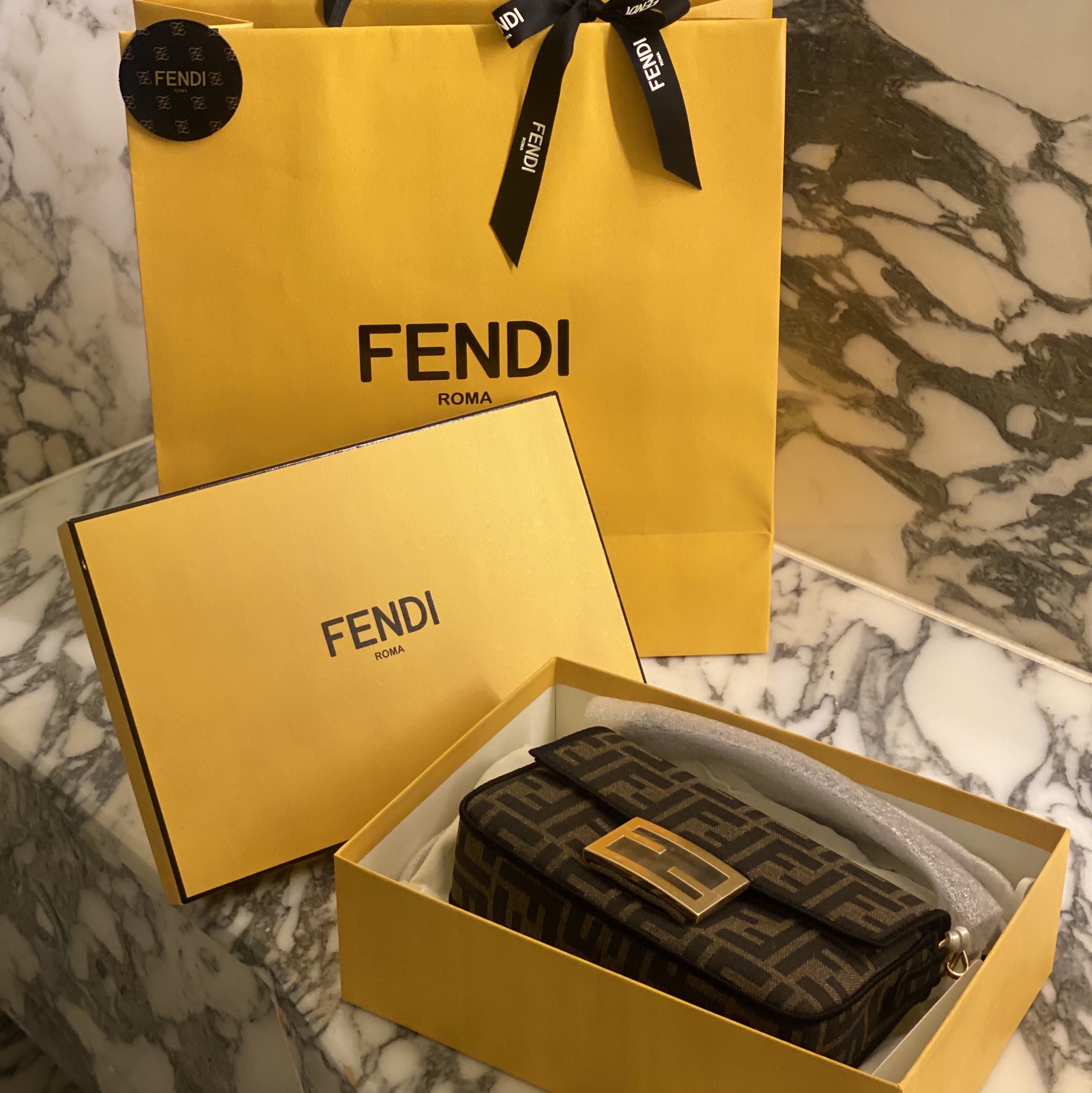 Fendi Mini Baguette FF Motif Fabric Bag Brown 착용 스타일 - 1