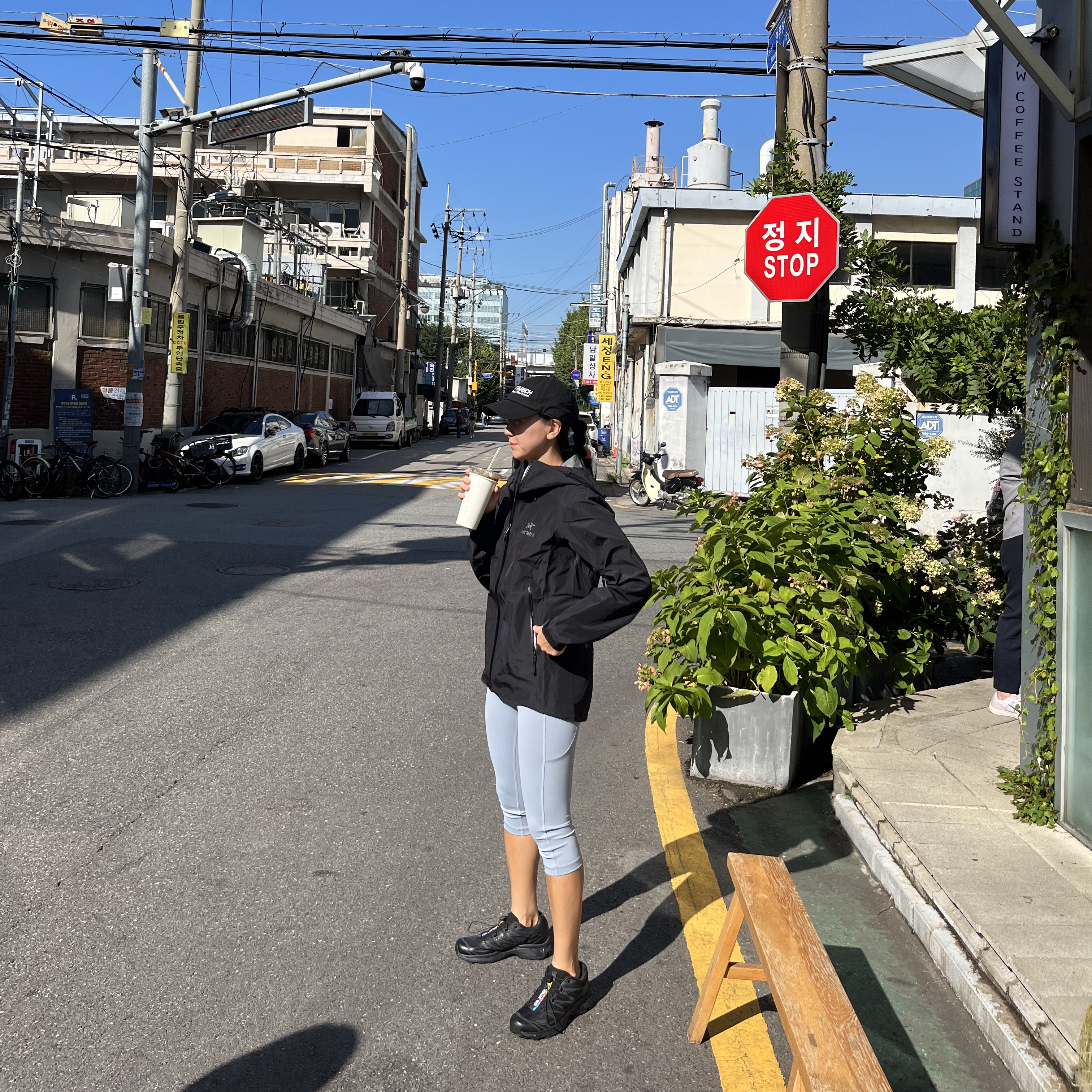 Arc'teryx Index 15 Backpack Black, (W) Arc'teryx Beta LT Jacket Black 착용 스타일 - 3