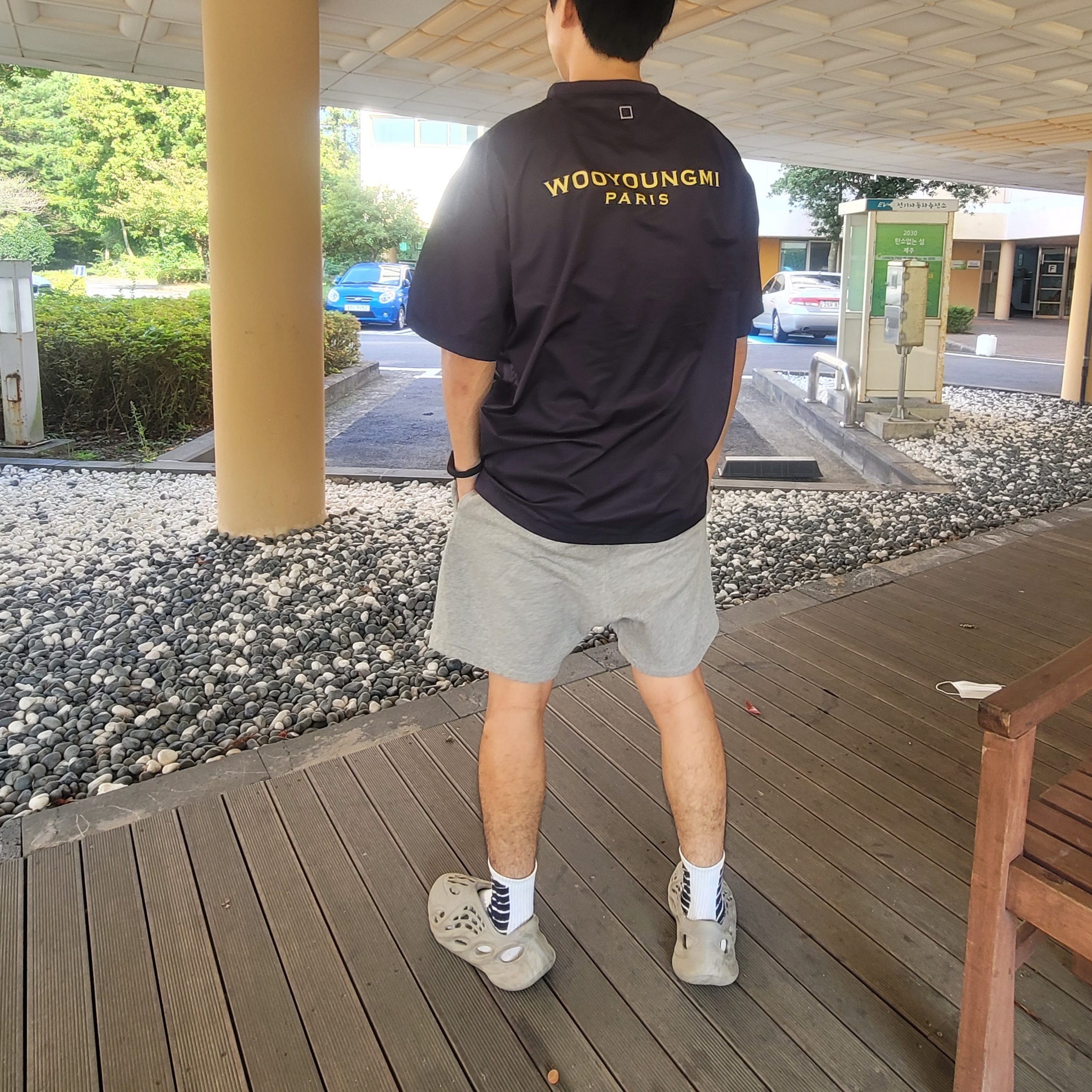Adidas Yeezy Foam RNNR Ochre, Essentials Fleece Shorts Cement - 20FW 착용 스타일
