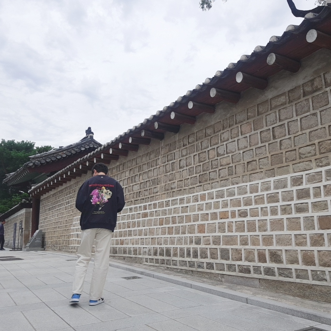 Wooyoungmi Flower Print Back Logo Sweatshirt Navy - 22SS 착용 스타일