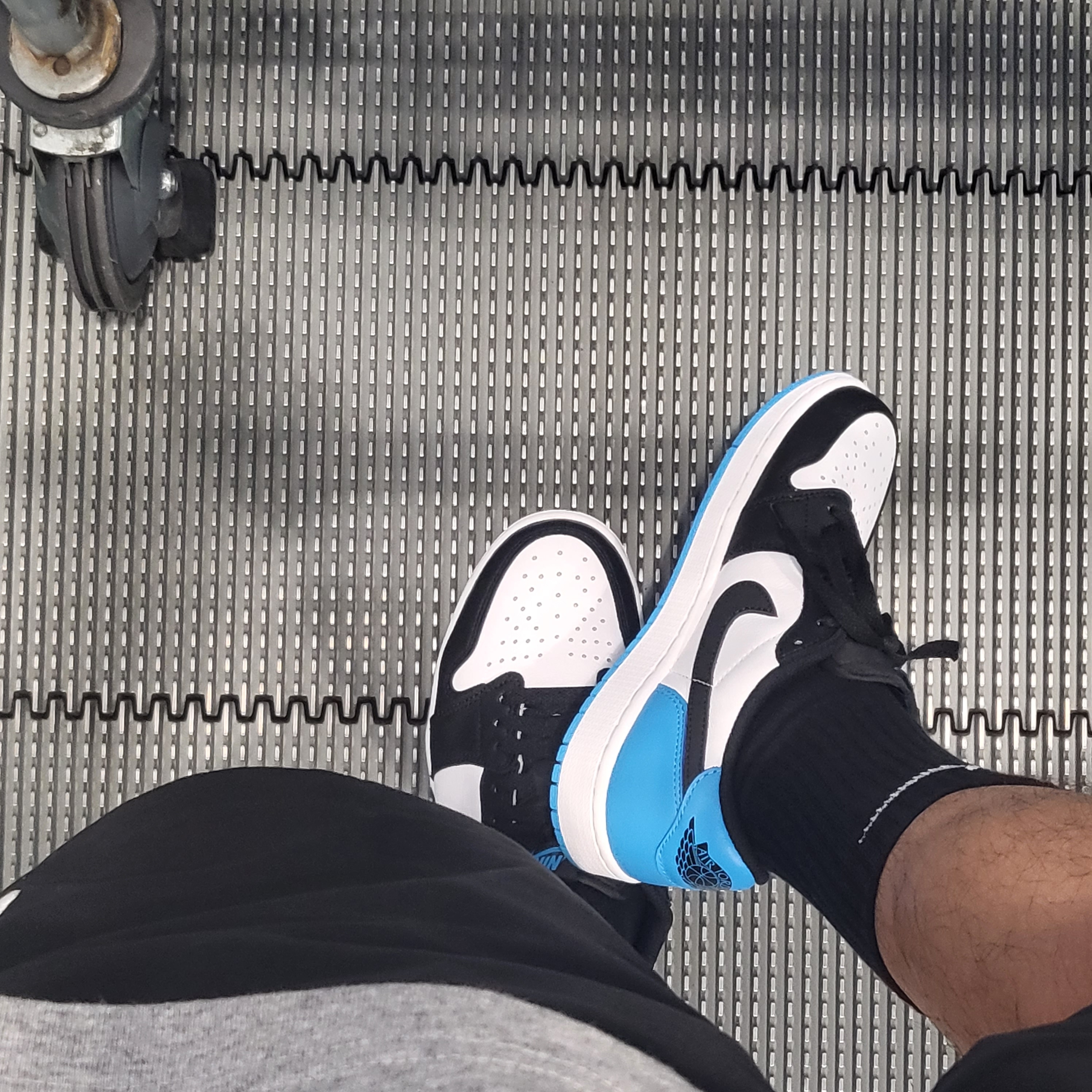 Jordan 1 Retro Low OG Black and Dark Powder Blue 착용 스타일