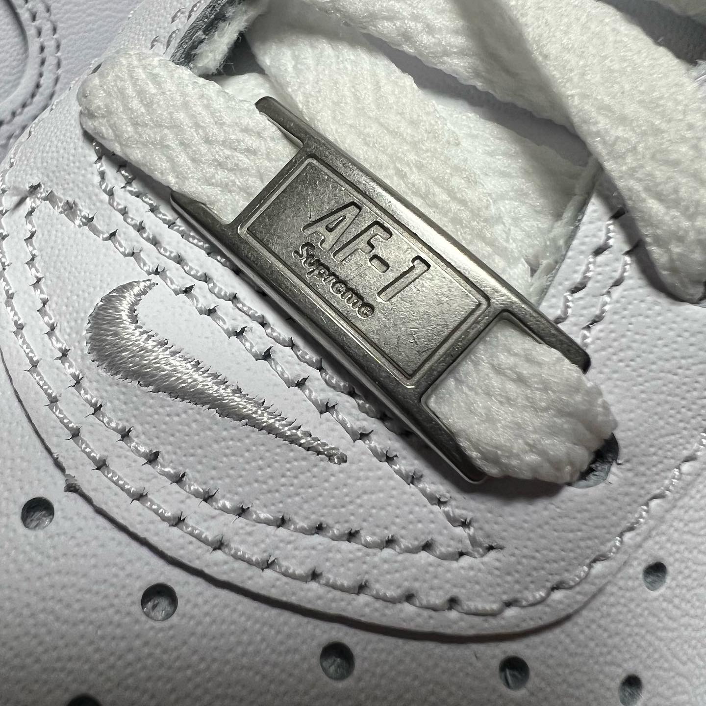 Nike x Supreme Air Force 1 Low White 착용 스타일 - 2