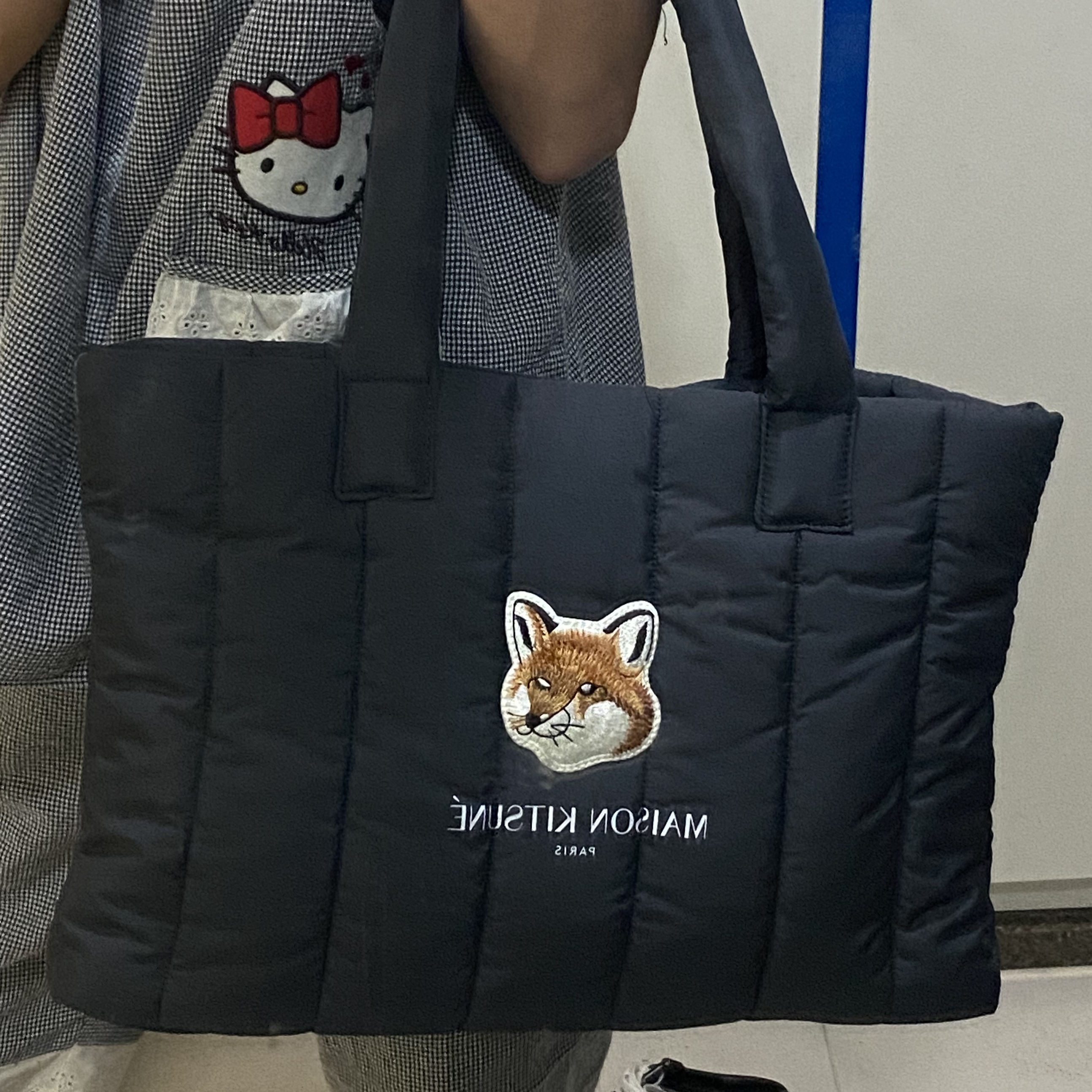 Maison Kitsune x Laneige Padded Bag Navy 착용 스타일 - 2