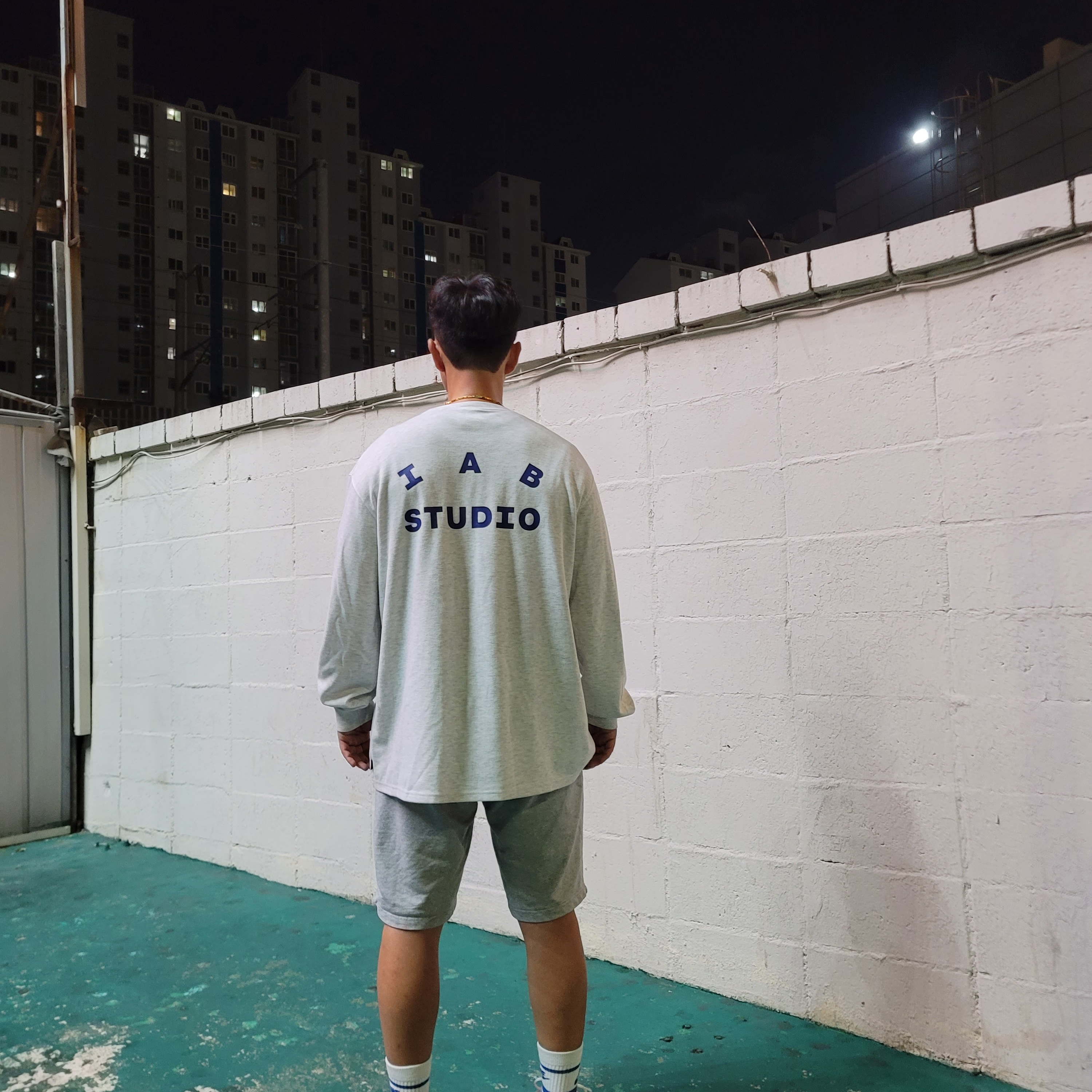 IAB Studio Long Sleeve Light Gray 착용 스타일